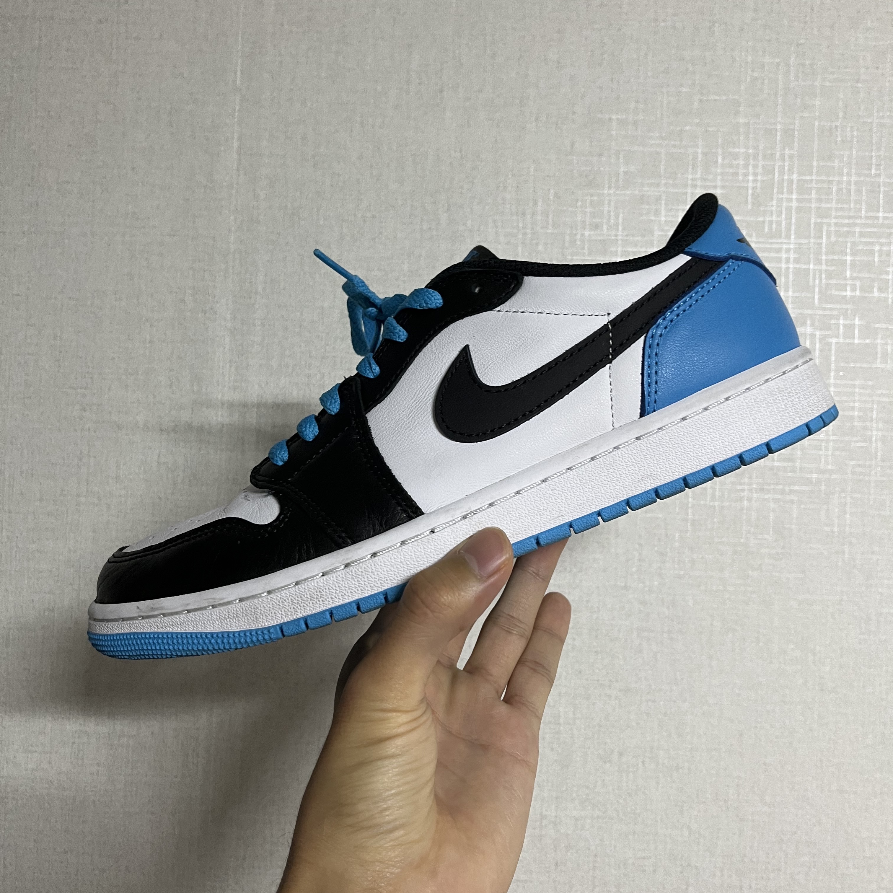 Jordan 1 Retro Low OG Black and Dark Powder Blue 착용 스타일