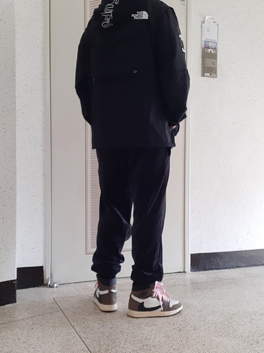 Supreme x The North Face Trekking Convertible Jacket Black - 22SS, Jordan 1 x Travis Scott Retro High OG SP Mocha 착용 스타일 - 2