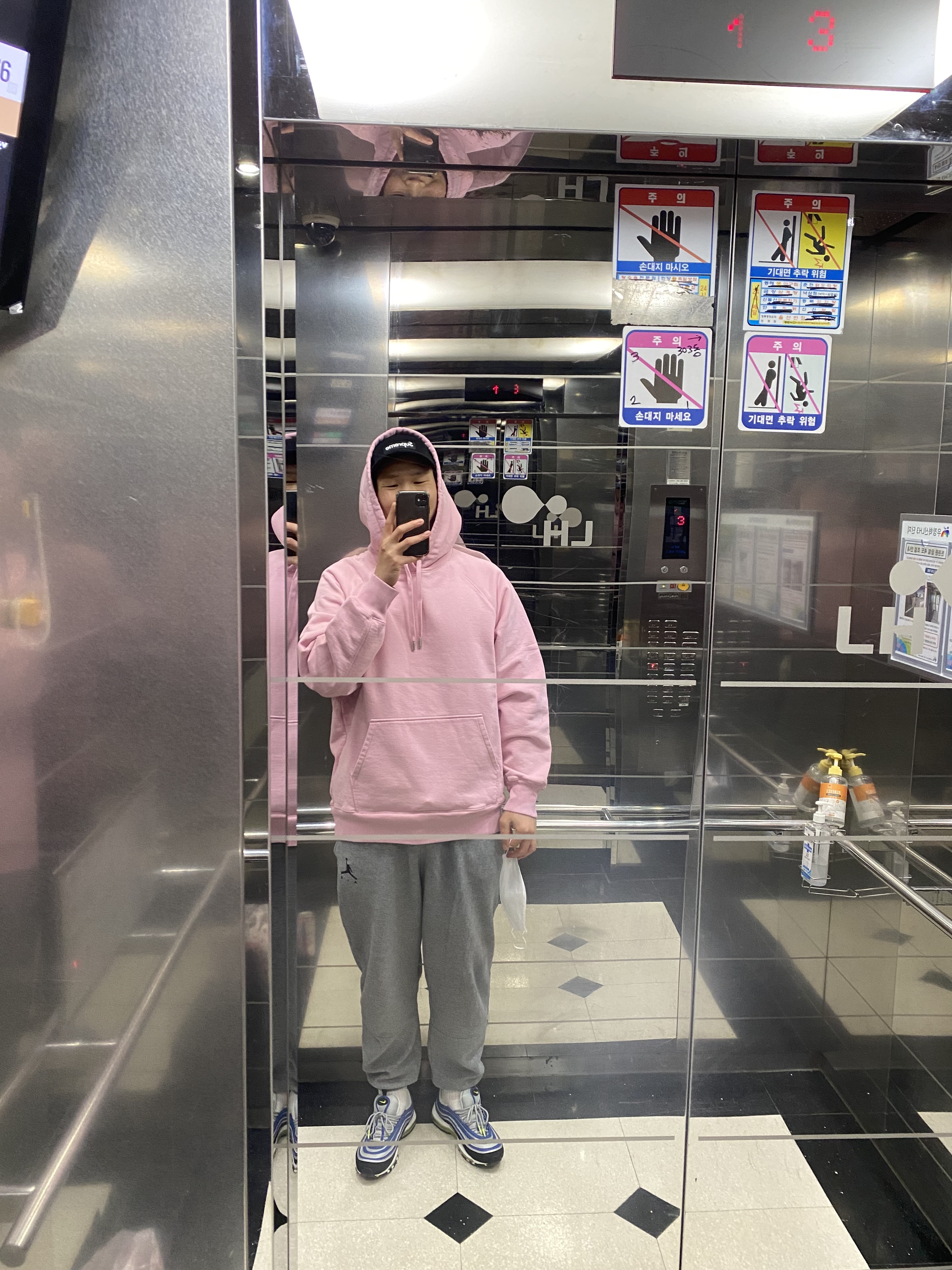 Nike Air Max 97 OG Atlantic Blue and Voltage Yellow, AMI de Coeur Tone-On-Tone Hoodie Pale Pink 착용 스타일 - 3