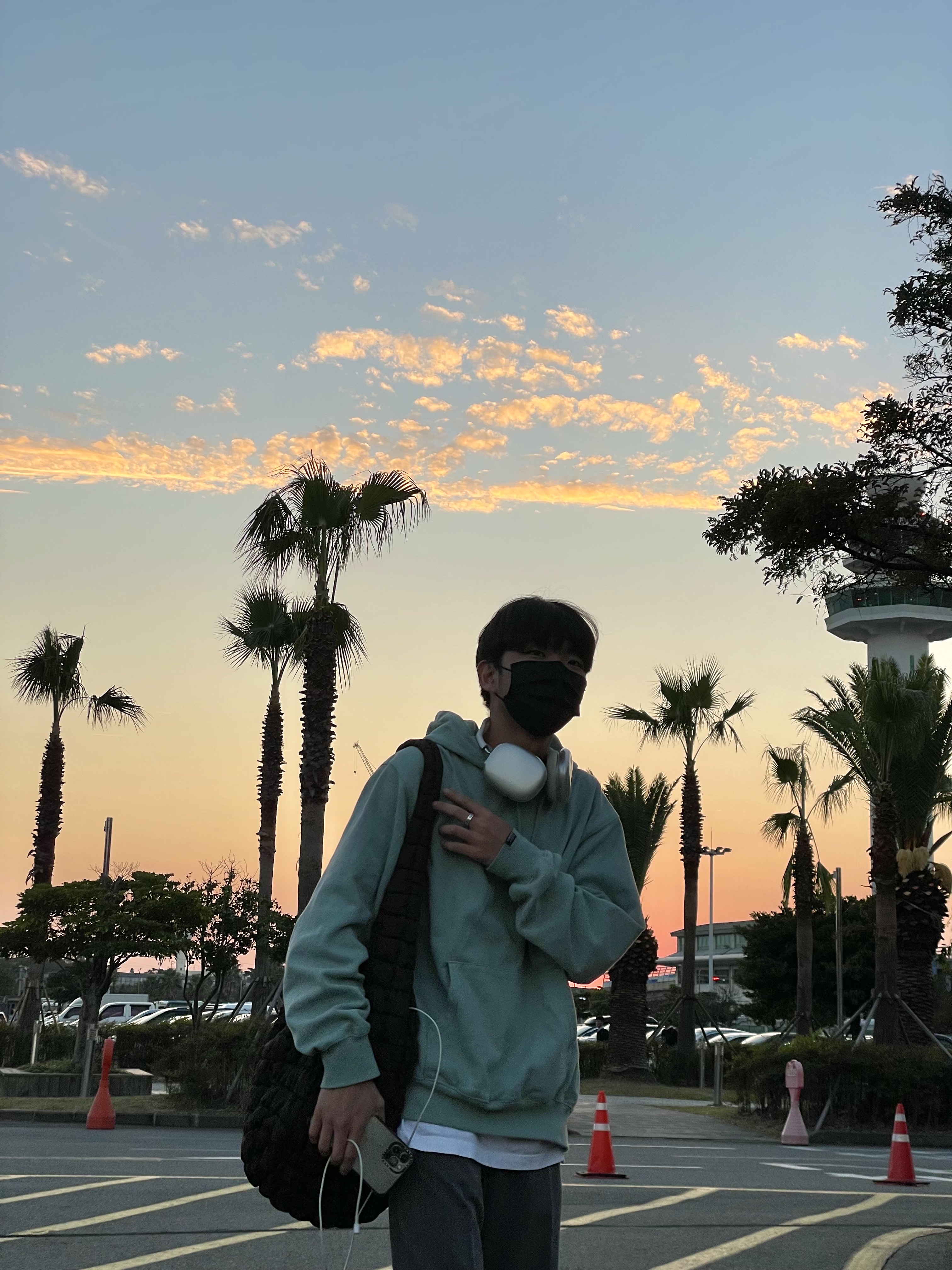 COS Quilted Oversized Shoulder Bag Brown, Apple AirPods Max Lightning Silver (Korean Ver.) 착용 스타일 - 1