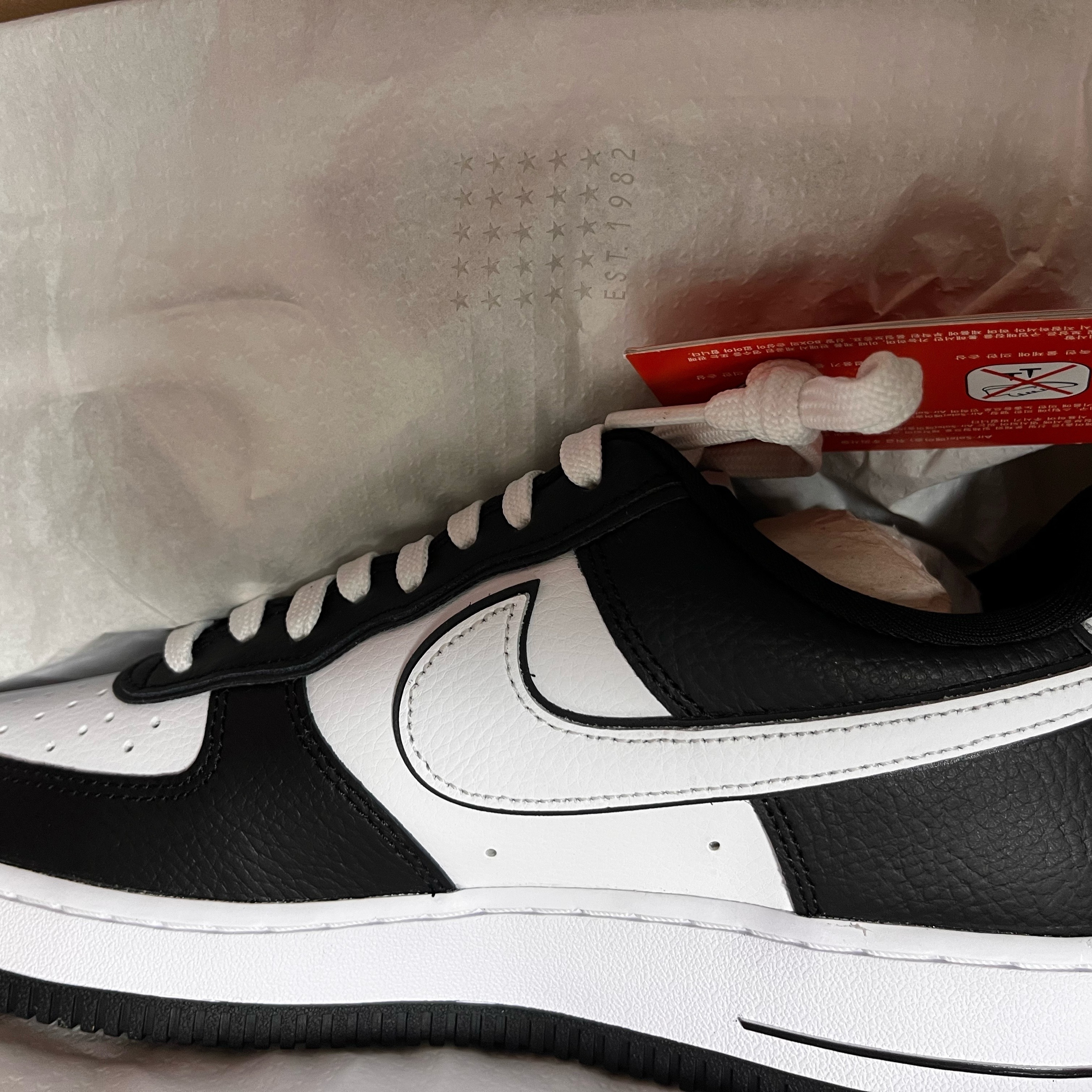 Nike Air Force 1 '07 LV8 White Black 착용 스타일
