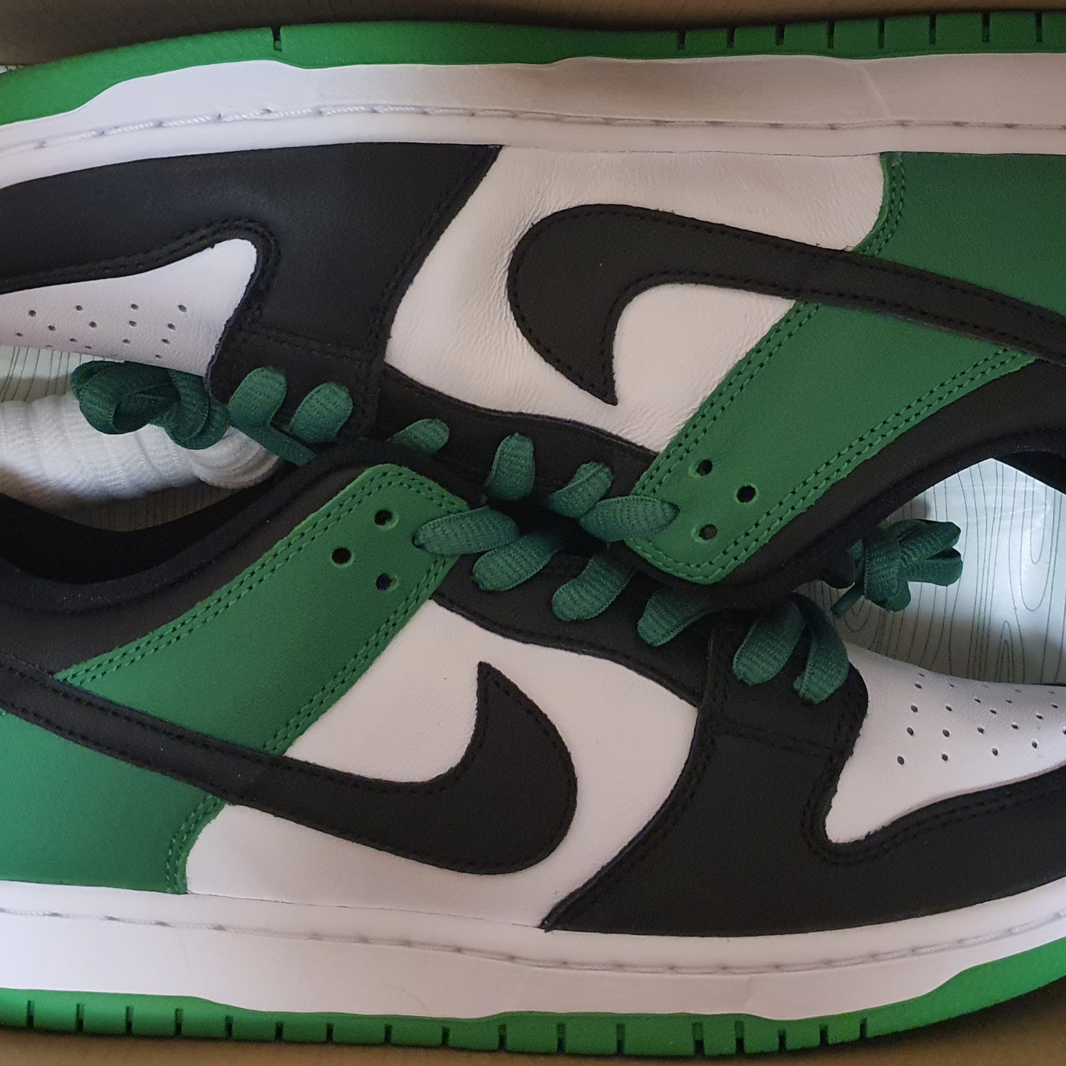 Nike SB Dunk Low Pro Black and Classic Green 착용 스타일