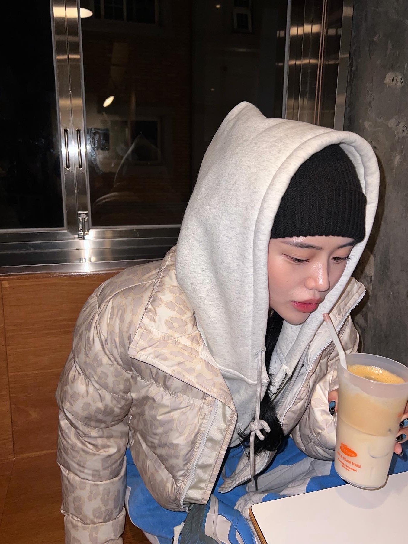 (W) The North Face Print Nuptse Short Jacket Silver Grey Leopard Print, Nike Dunk Low Retro University Blue 착용 스타일 - 1