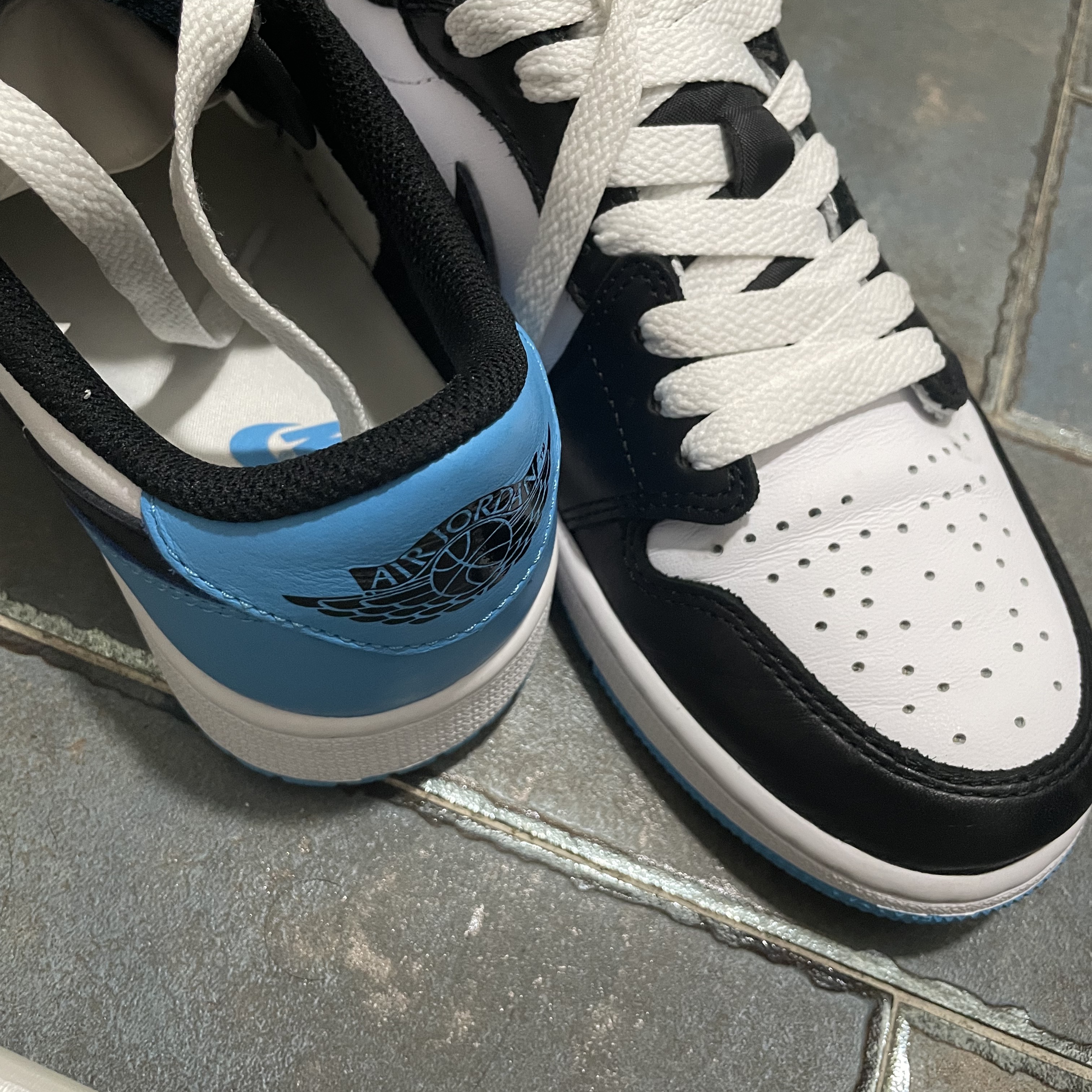 Jordan 1 Retro Low OG Black and Dark Powder Blue 착용 스타일
