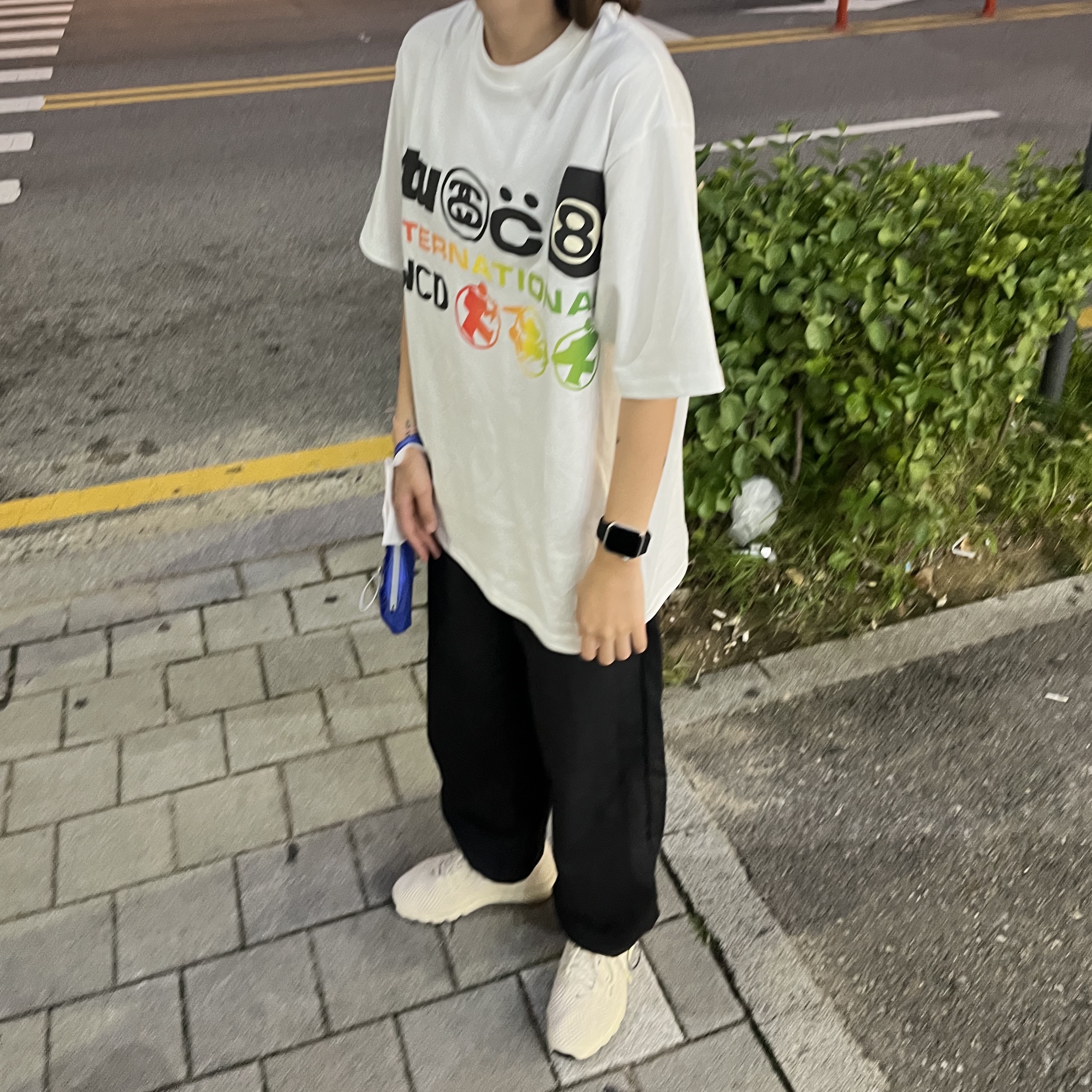 Nike x Stussy Air Max 2013 Fossil, Stussy x Cactus Plant Flea Market International T-Shirt White 착용 스타일