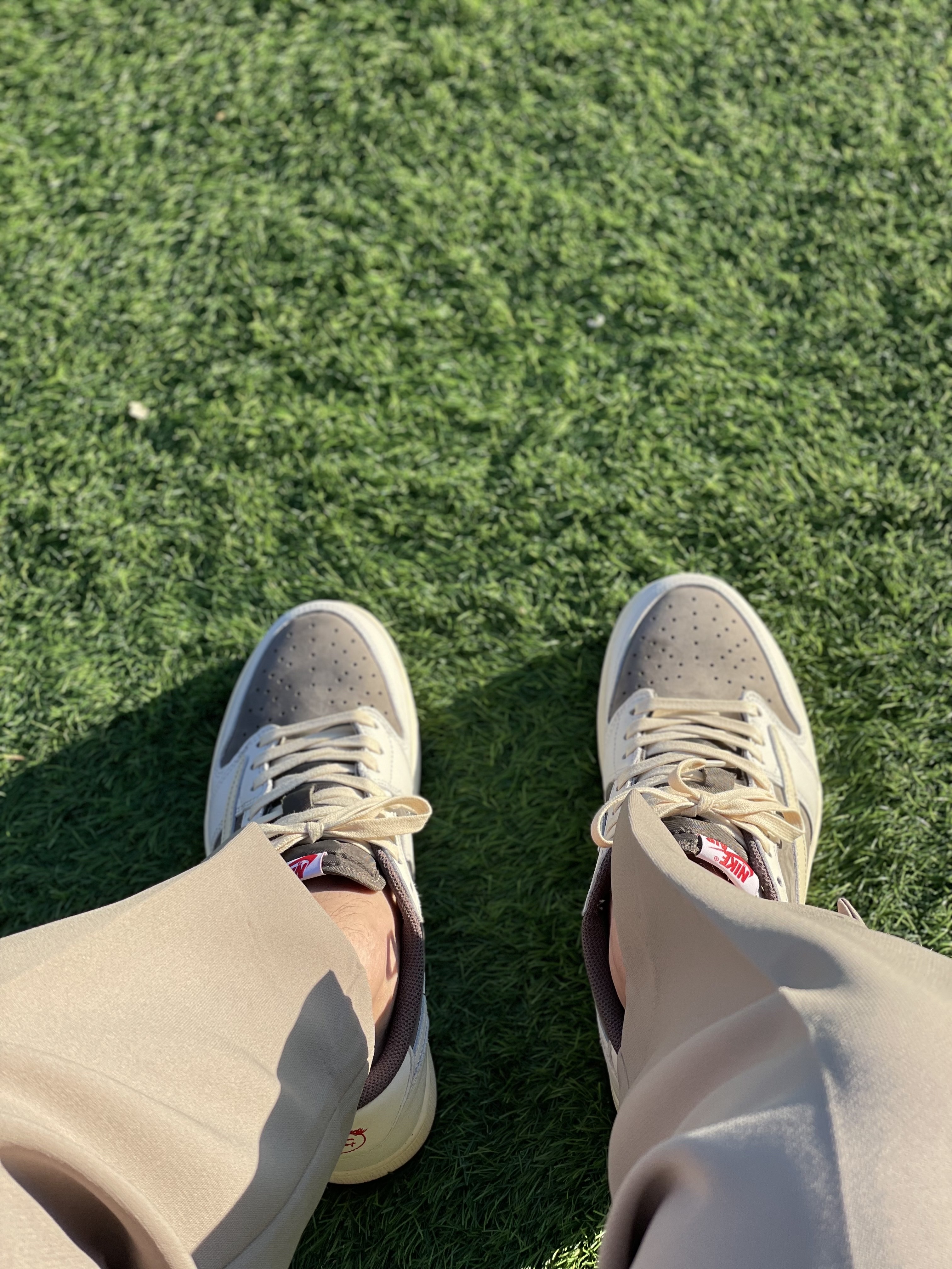 Jordan 1 x Travis Scott Retro Low OG SP Sail and Ridgerock 착용 스타일 - 2