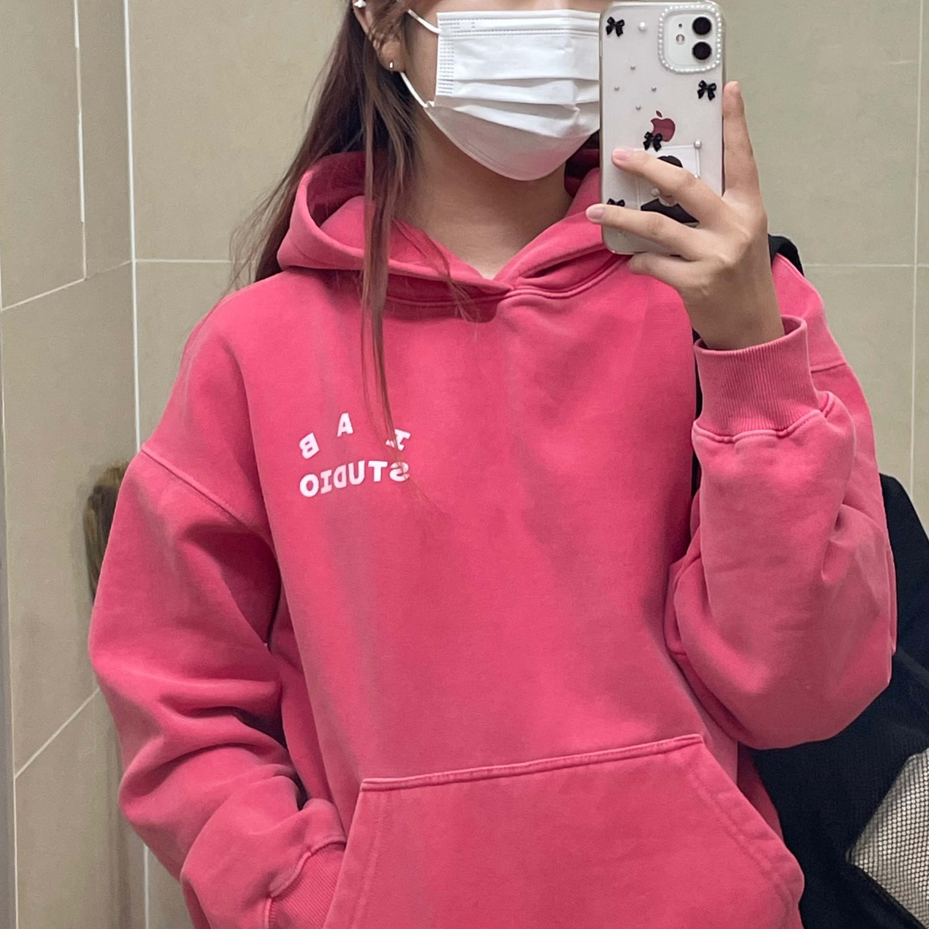 IAB Studio Pigment Hoodie & Sack Coral 착용 스타일