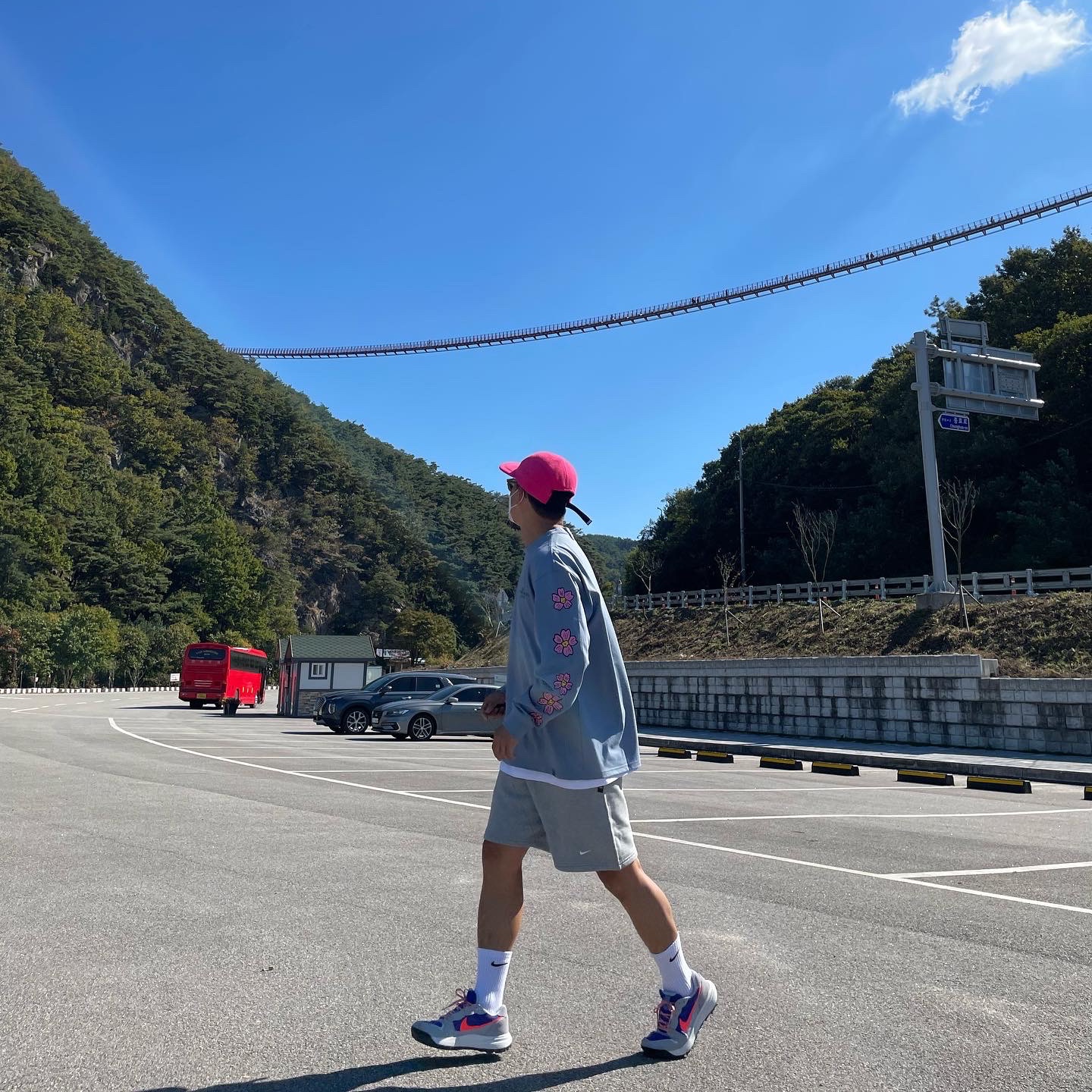 Nike ACG AW84 Fleece Cap Rush Pink, Nike NRG Solo Swoosh Fleece Shorts Dark Grey Heather - Asia 착용 스타일