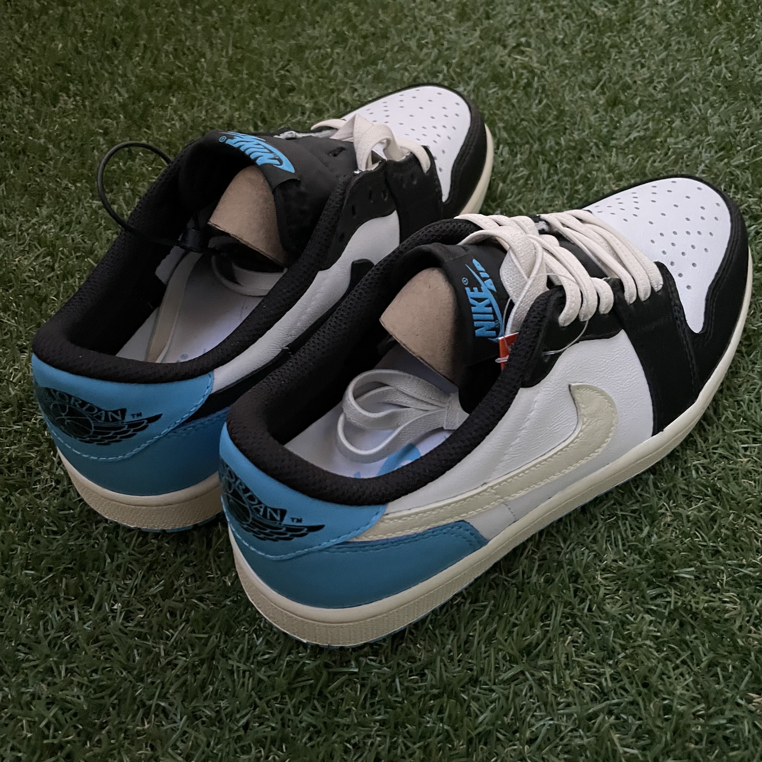 Jordan 1 Retro Low OG Black and Dark Powder Blue 착용 스타일 - 1