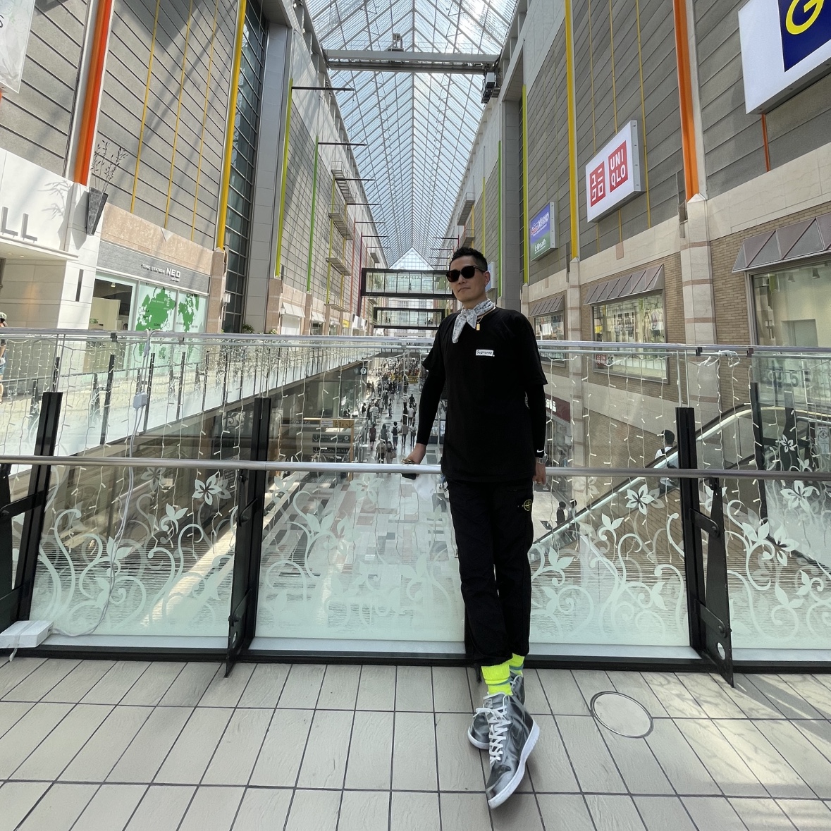 Stone Island 31021 Nylon Metal Garment Dyed Cargo Pants Black - 22SS, Supreme Spiral T-Shirt Black - 21SS 착용 스타일