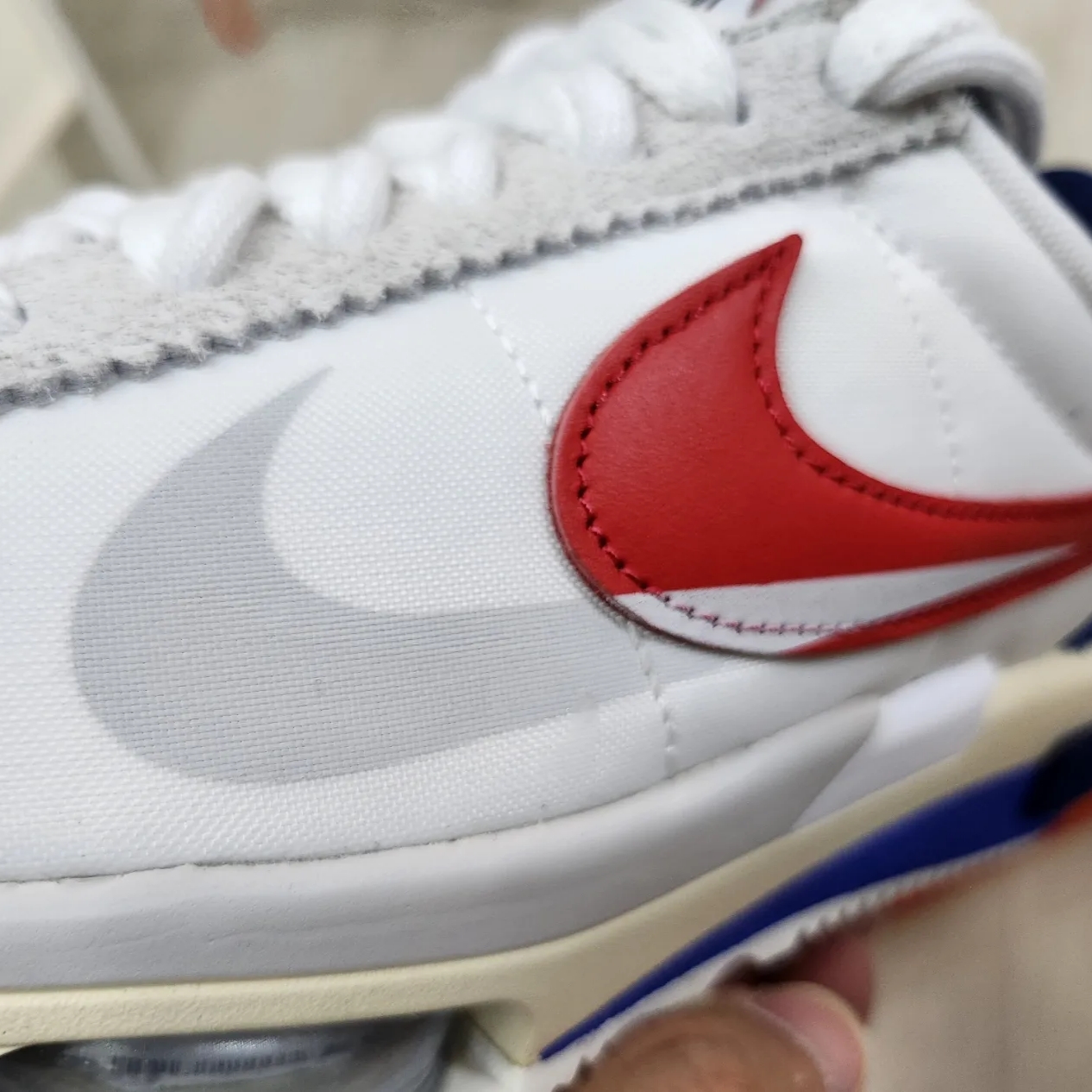 Nike x Sacai Zoom Cortez SP White and University Red 착용 스타일 - 3