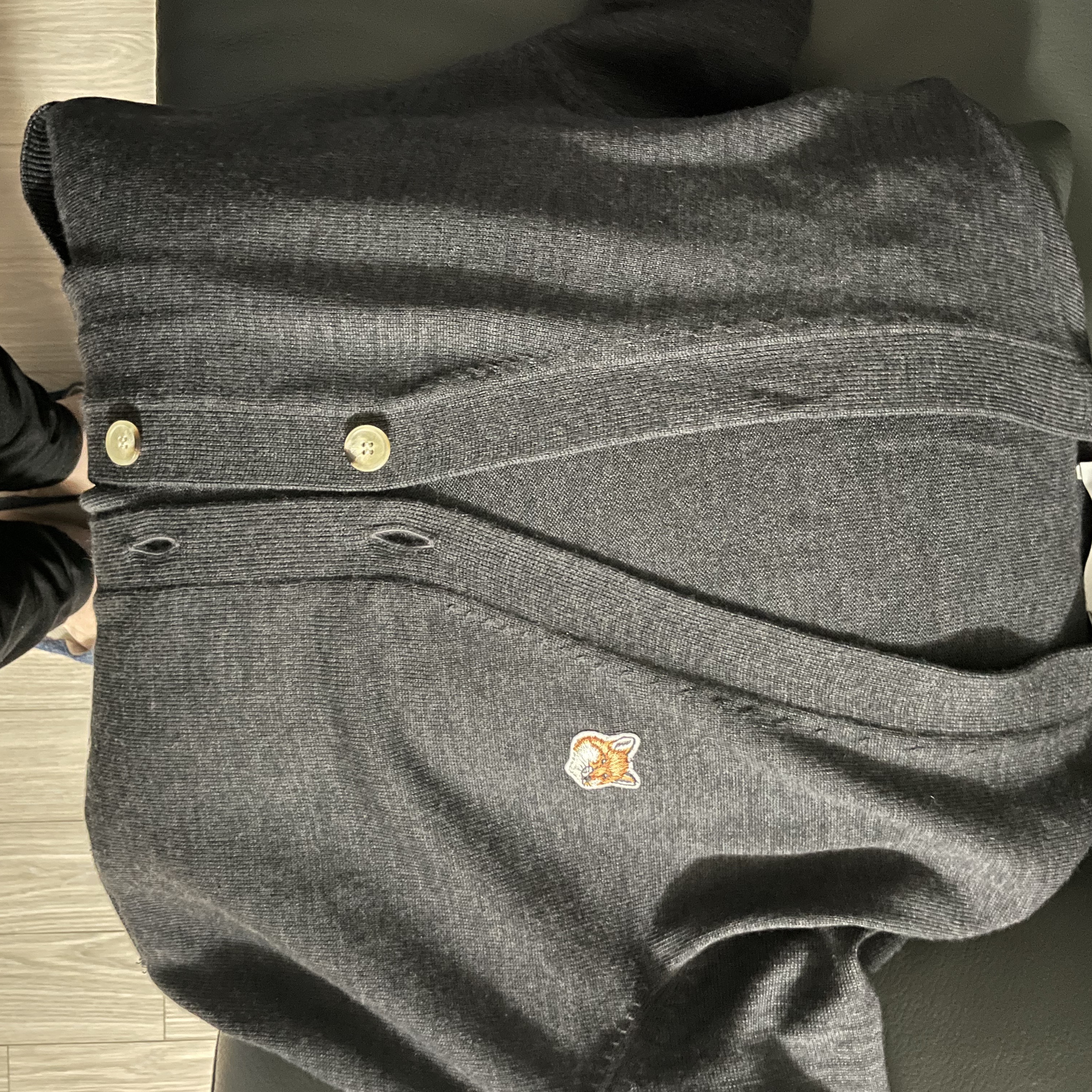Maison Kitsune Fox Head Patch Classic Cardigan Anthracite Melange 착용 스타일