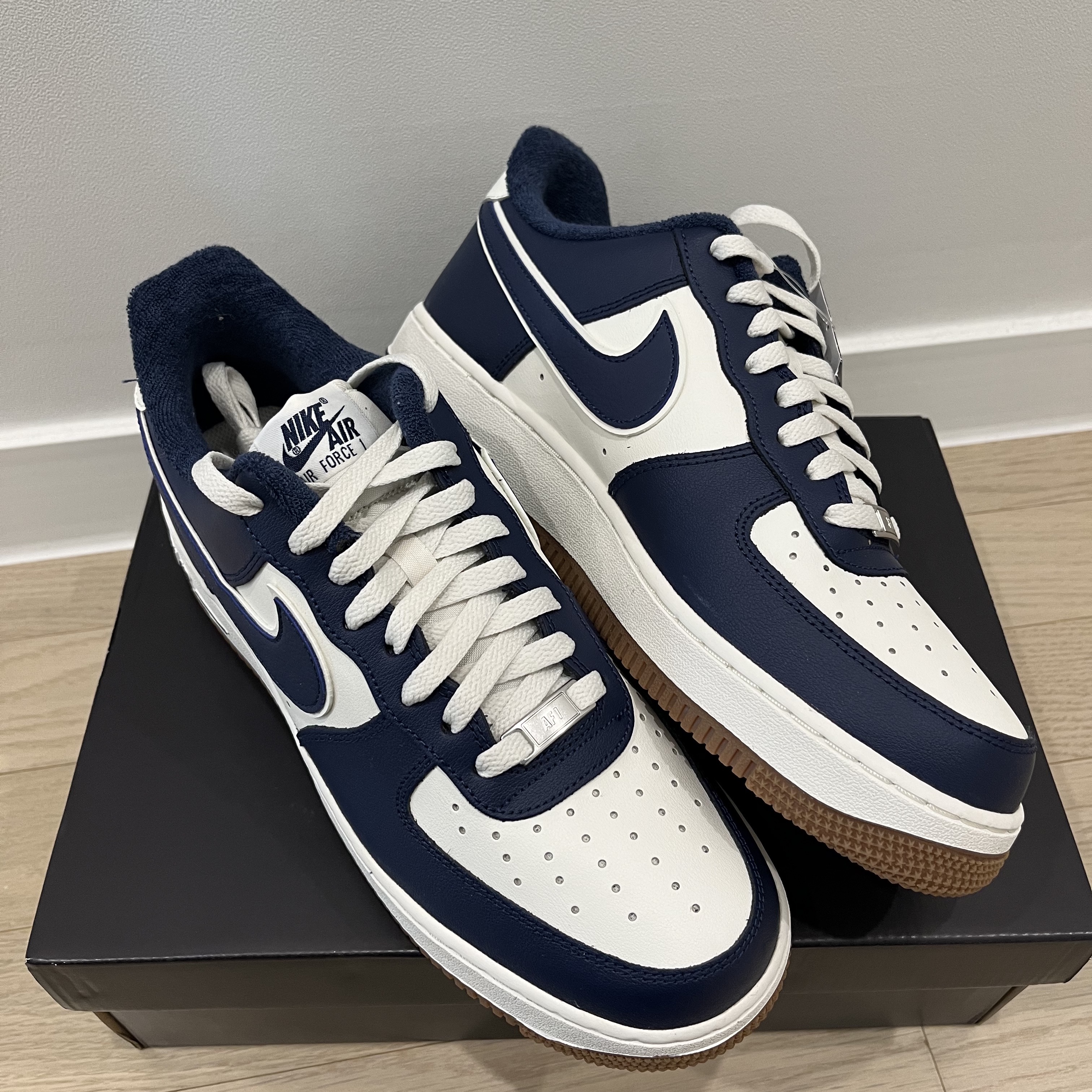 Nike Air Force 1 '07 LV8 Midnight Navy 착용 스타일 - 1