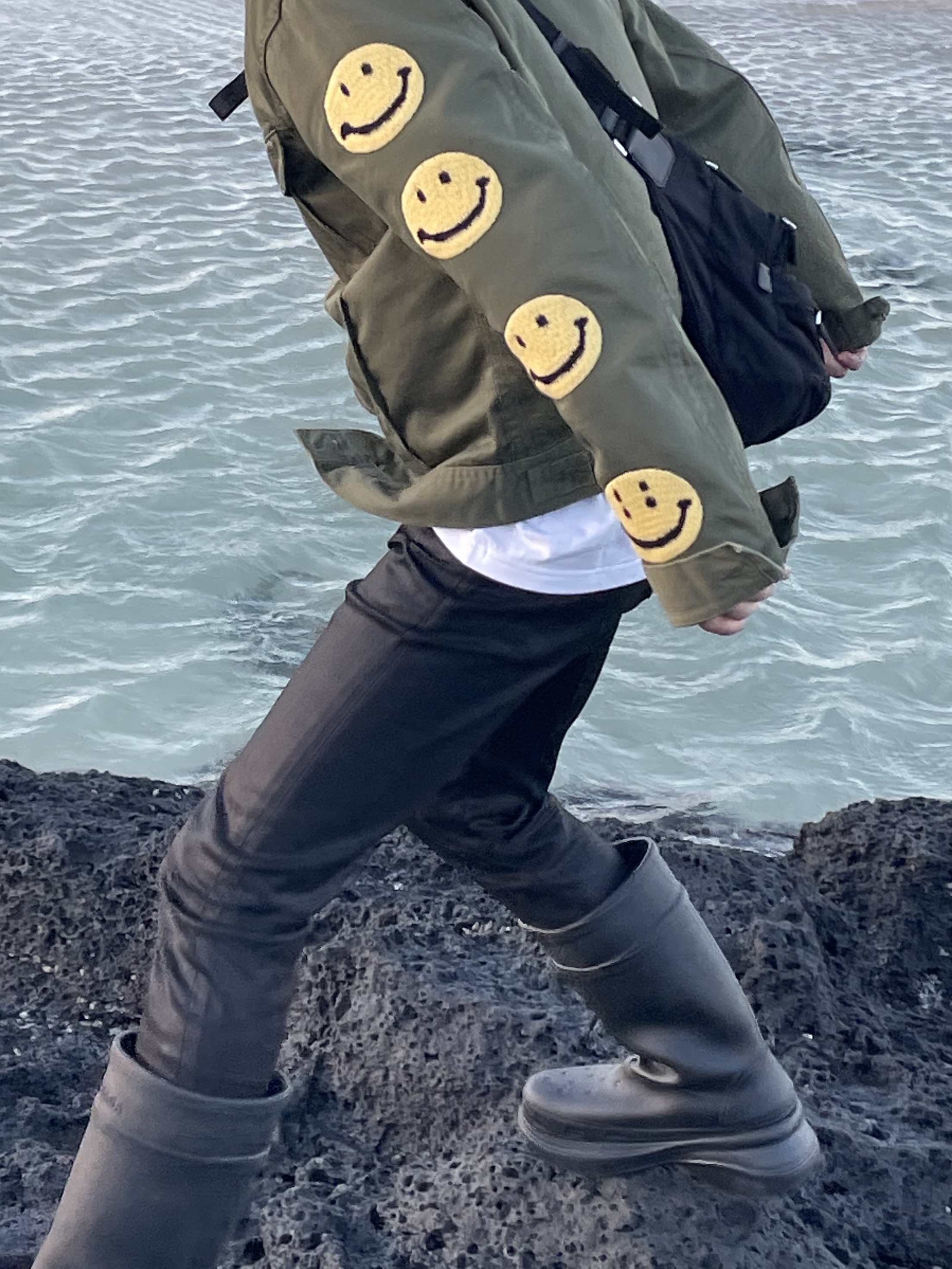 Balenciaga x Crocs Rubber Boot Black, Kapital Vintage Satin Westerner Happys Embroidery Long Jacket Khaki 착용 스타일 - 4