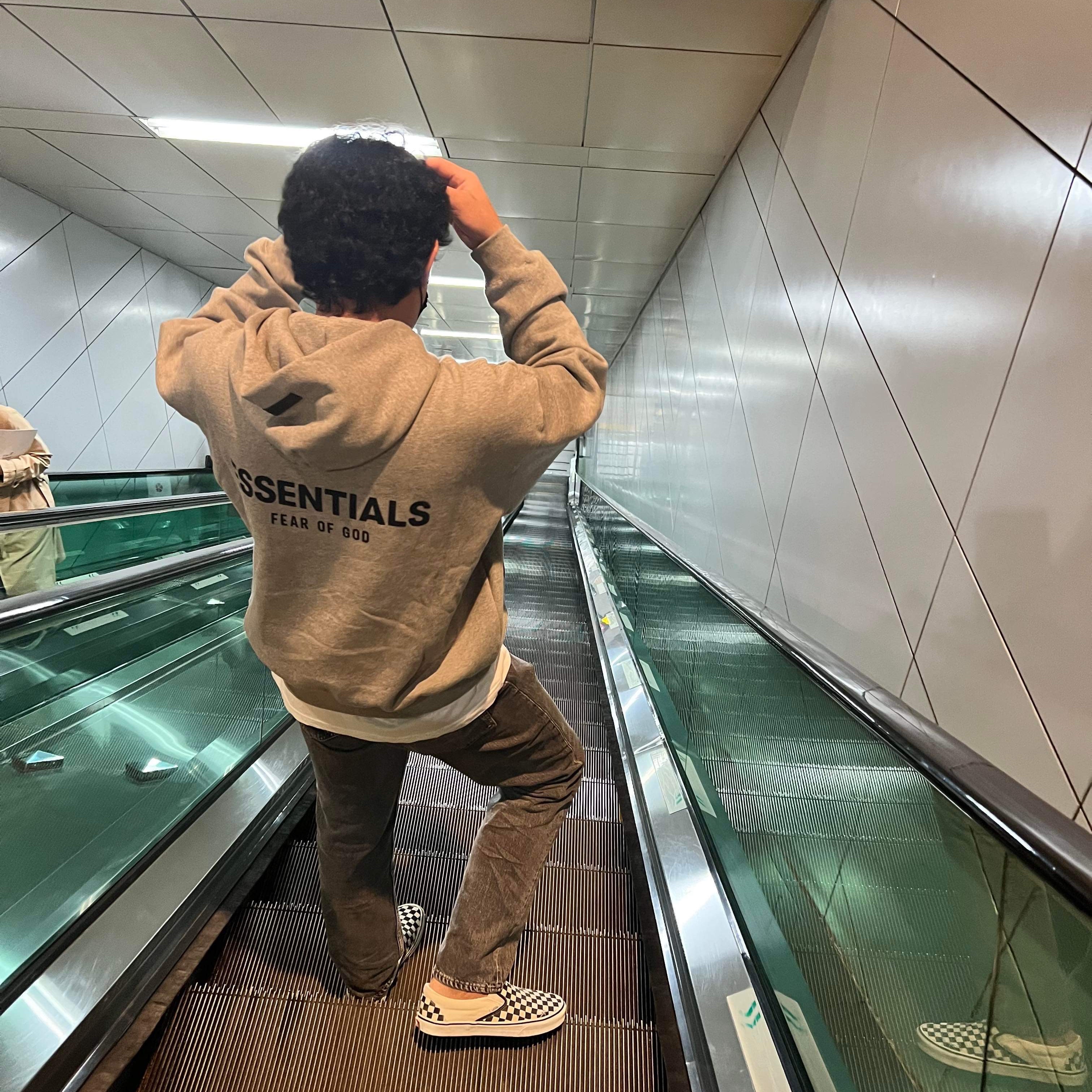 Essentials The Core Collection Hoodie Dark Oatmeal 착용 스타일 - 1