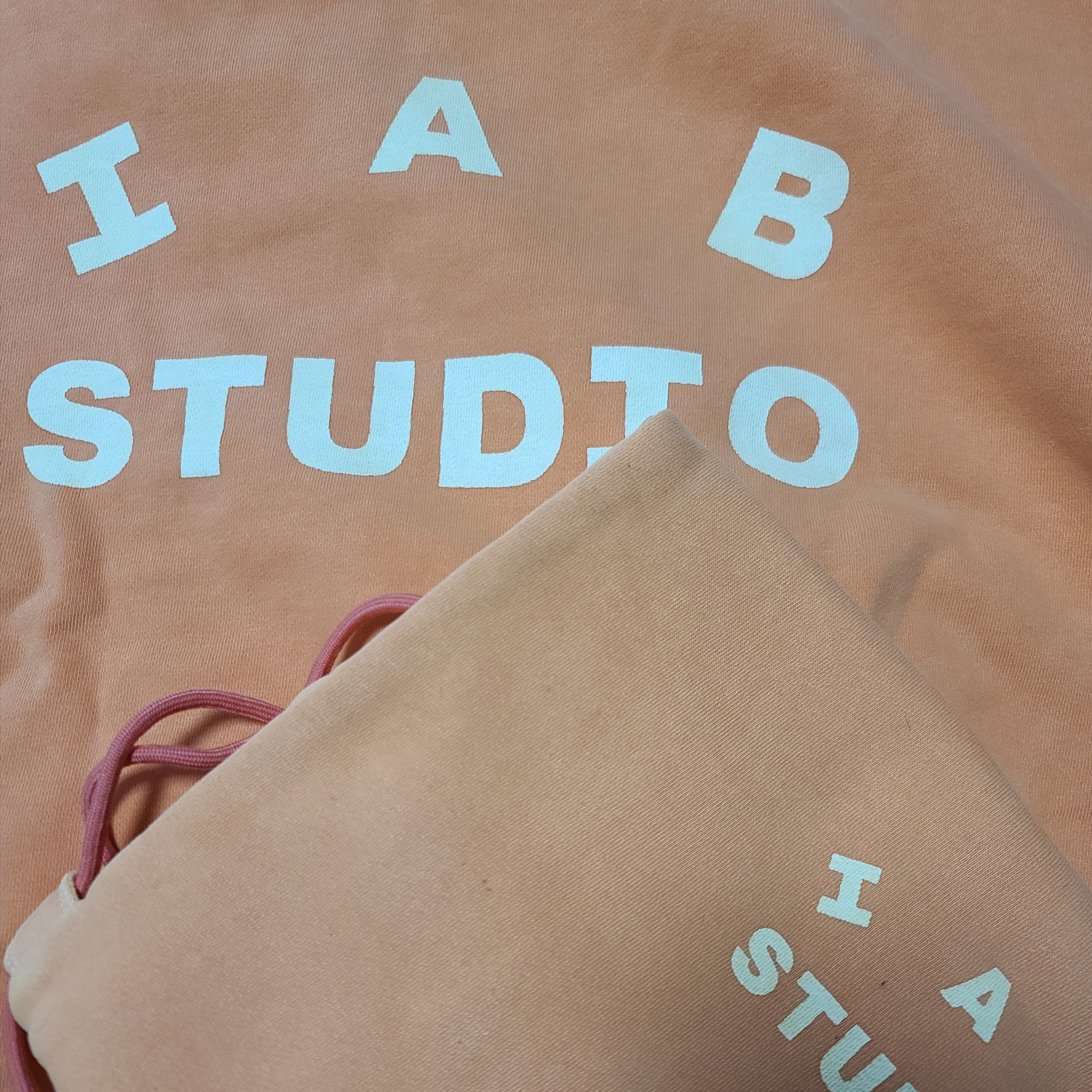 IAB Studio Pigment Hoodie & Sack Salmon 착용 스타일