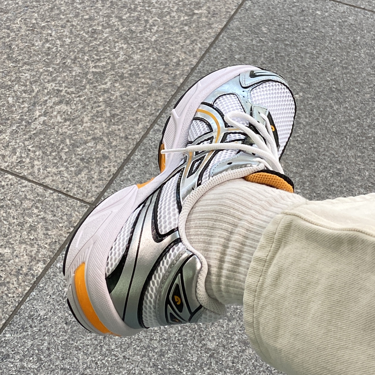 (W) Asics Gel-1130 White Pure Silver Yellow 착용 스타일