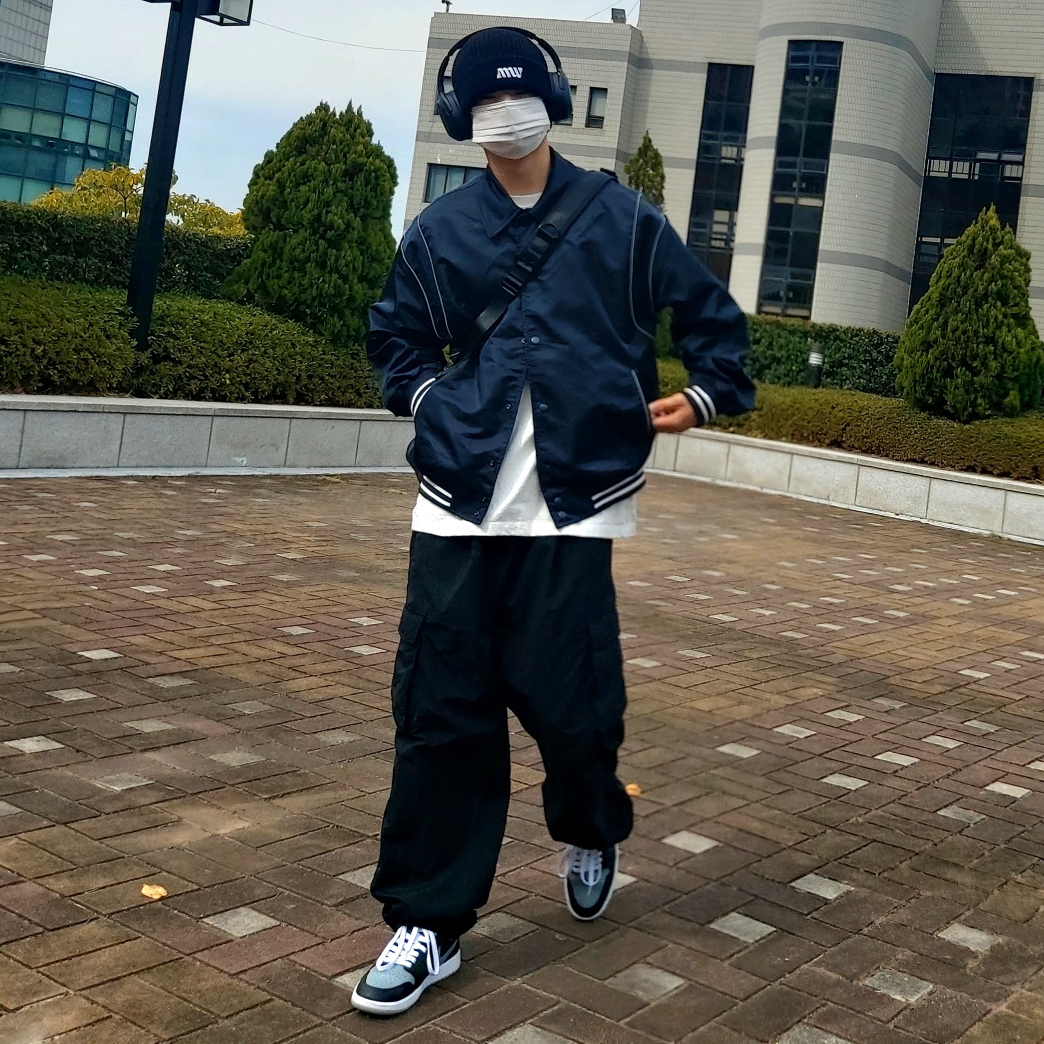 (W) Jordan 1 Mid Black Particle Grey 착용 스타일 - 1