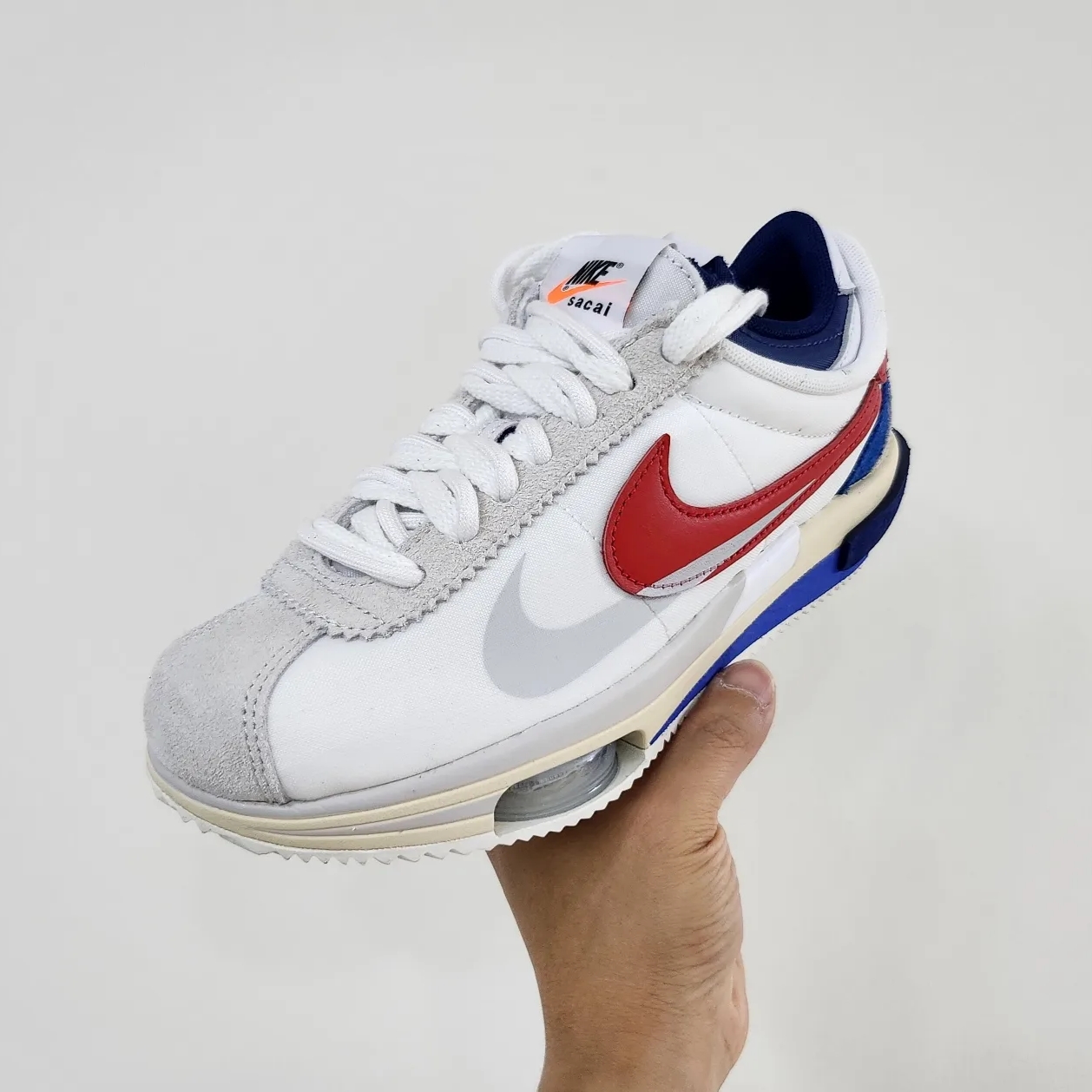 Nike x Sacai Zoom Cortez SP White and University Red 착용 스타일 - 1