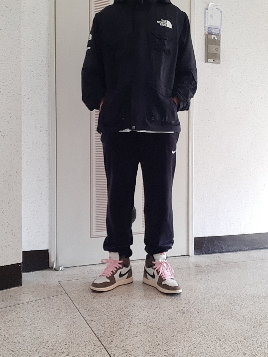Supreme x The North Face Trekking Convertible Jacket Black - 22SS, Jordan 1 x Travis Scott Retro High OG SP Mocha 착용 스타일 - 1