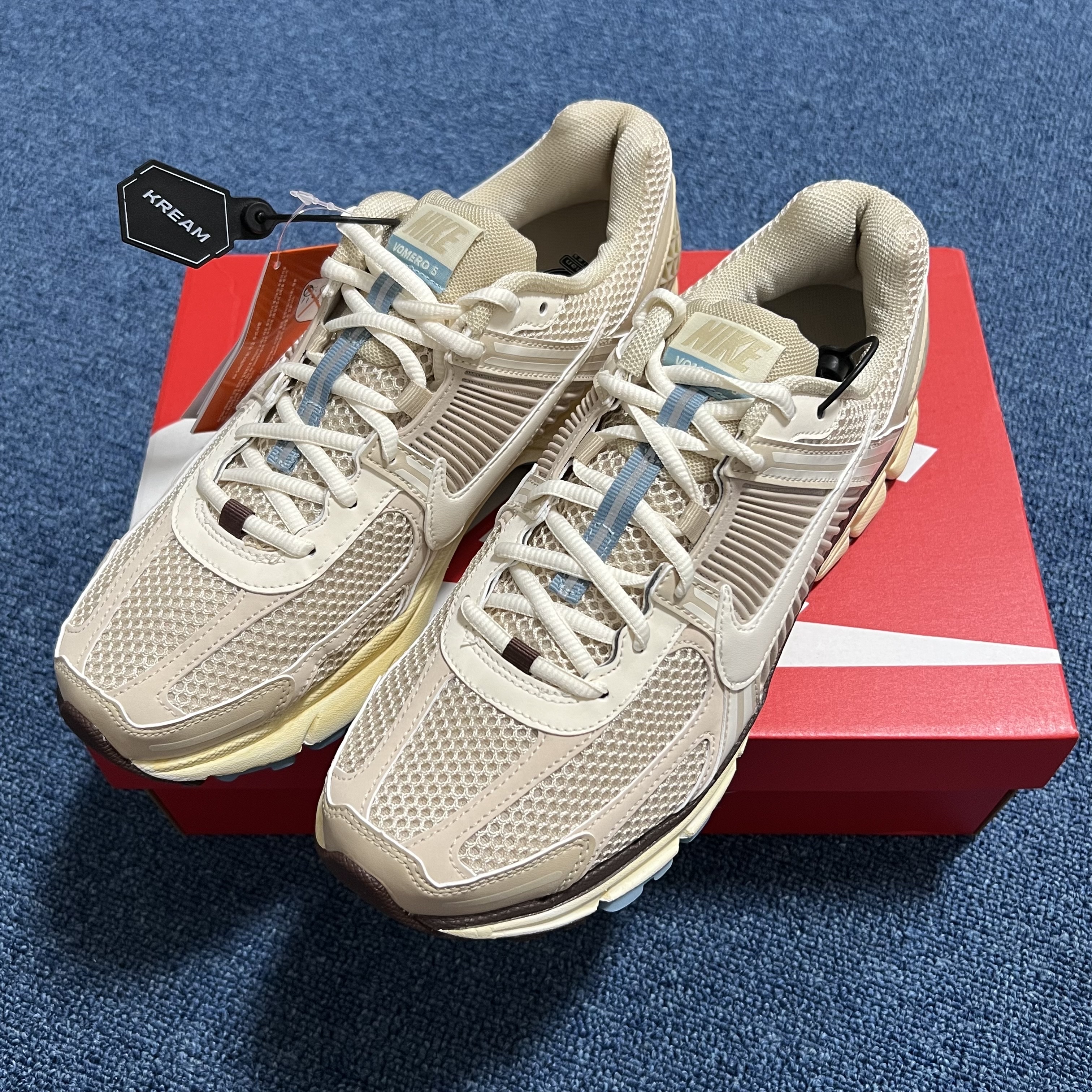 (W) Nike Zoom Vomero 5 Oatmeal 착용 스타일 - 2