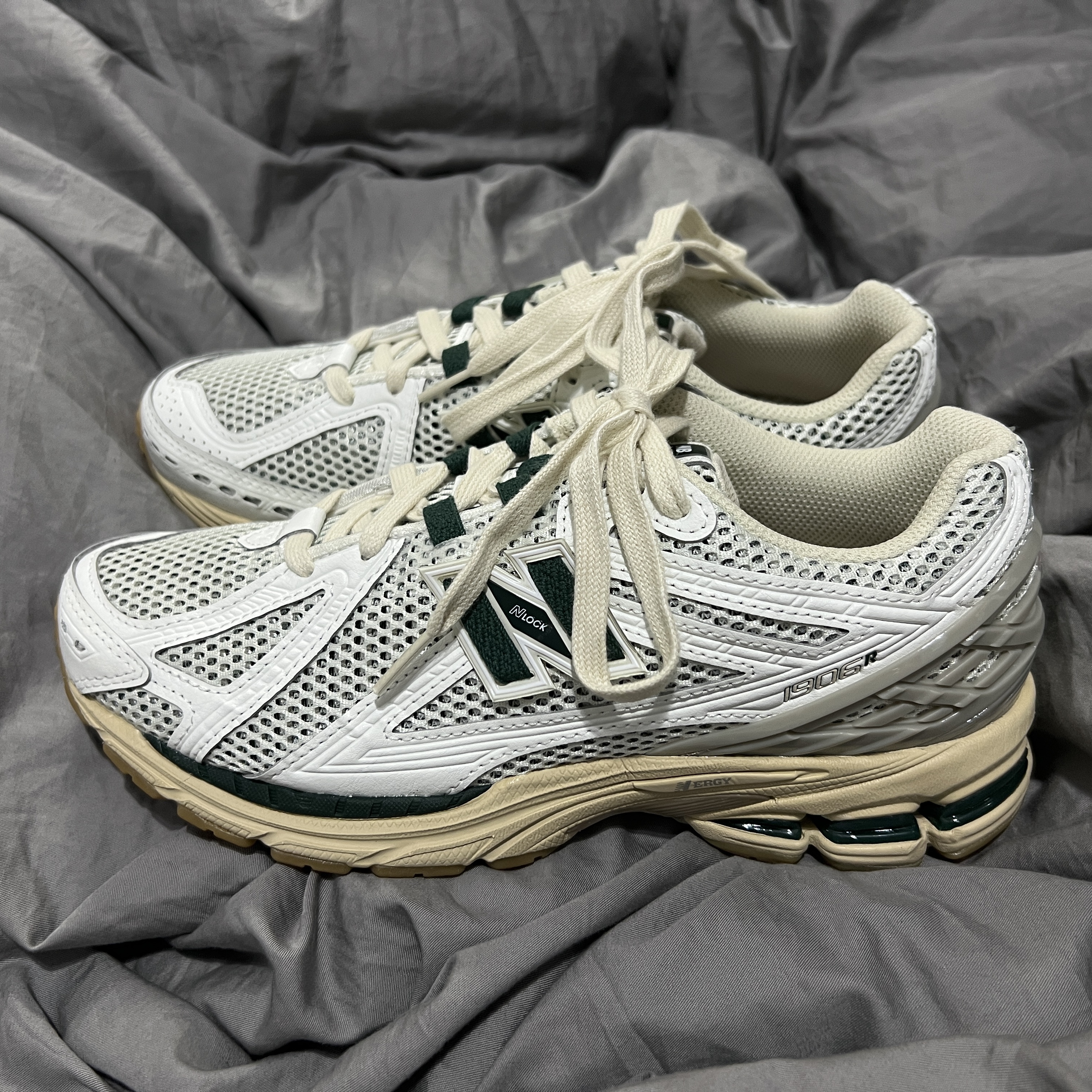 New Balance 1906R Silver Green 착용 스타일 - 1