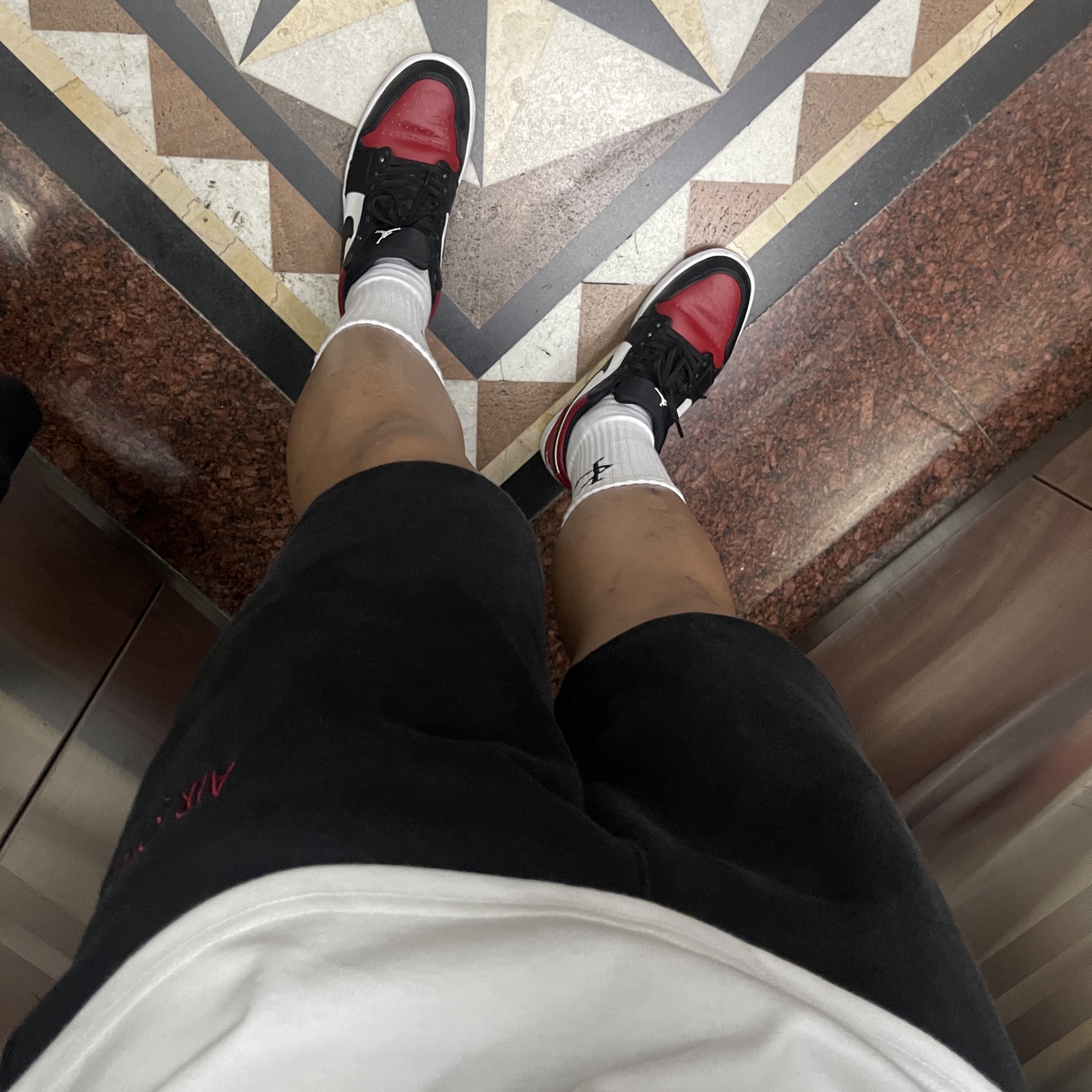 Jordan 1 Low Bred Toe 착용 스타일 - 2