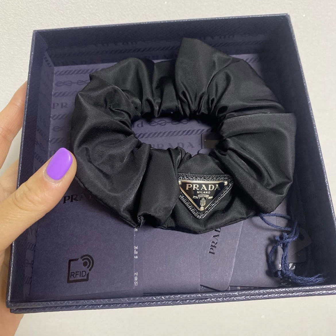 (W) Prada Re-Nylon Scrunchie Black 착용 스타일