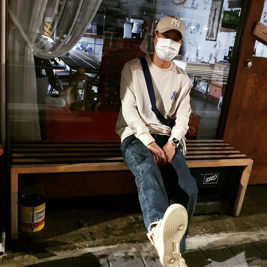 Nike x Stussy Air Force 1 '07 Mid SP Fossil, Supreme Small Messenger Bag Silver - 22SS 착용 스타일 - 2