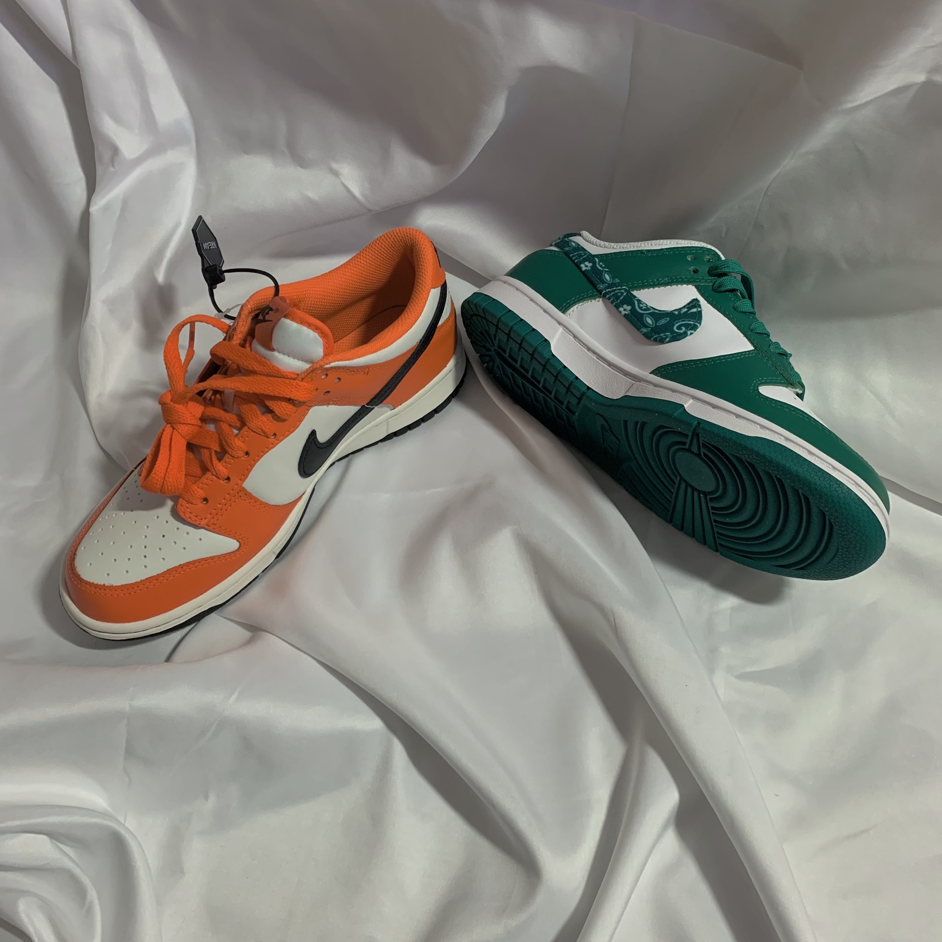 (GS) Nike Dunk Low Safety Orange, (W) Nike Dunk Low Essential Green Paisley 착용 스타일