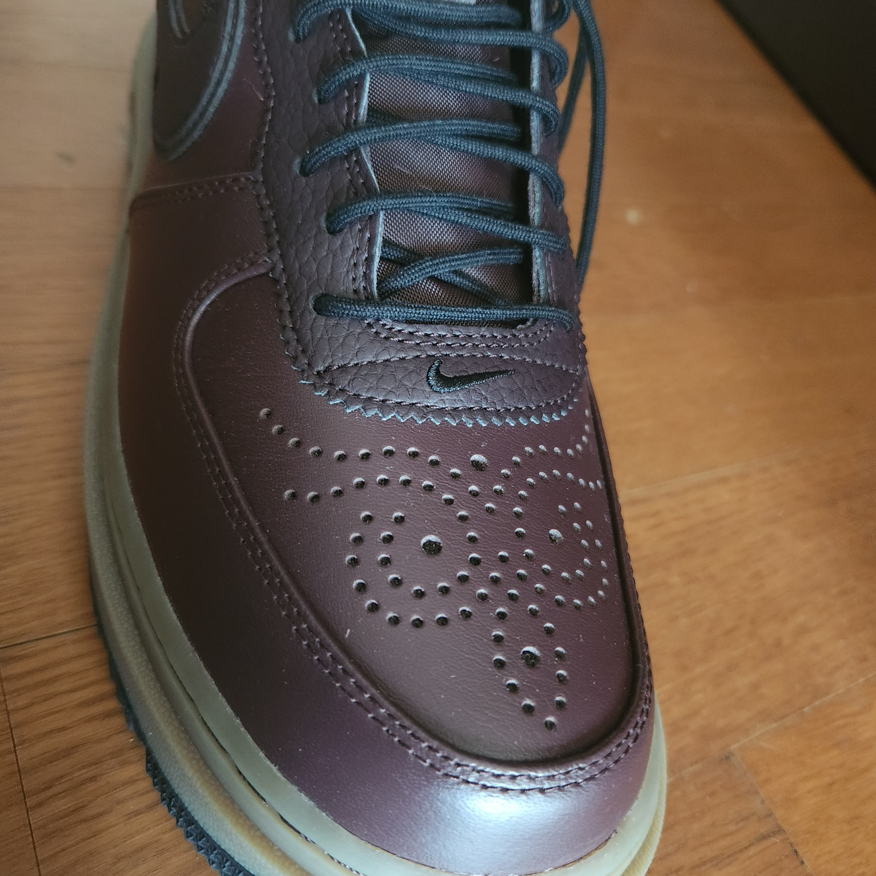 Nike Air Force 1 Luxe Brown Basalt 착용 스타일