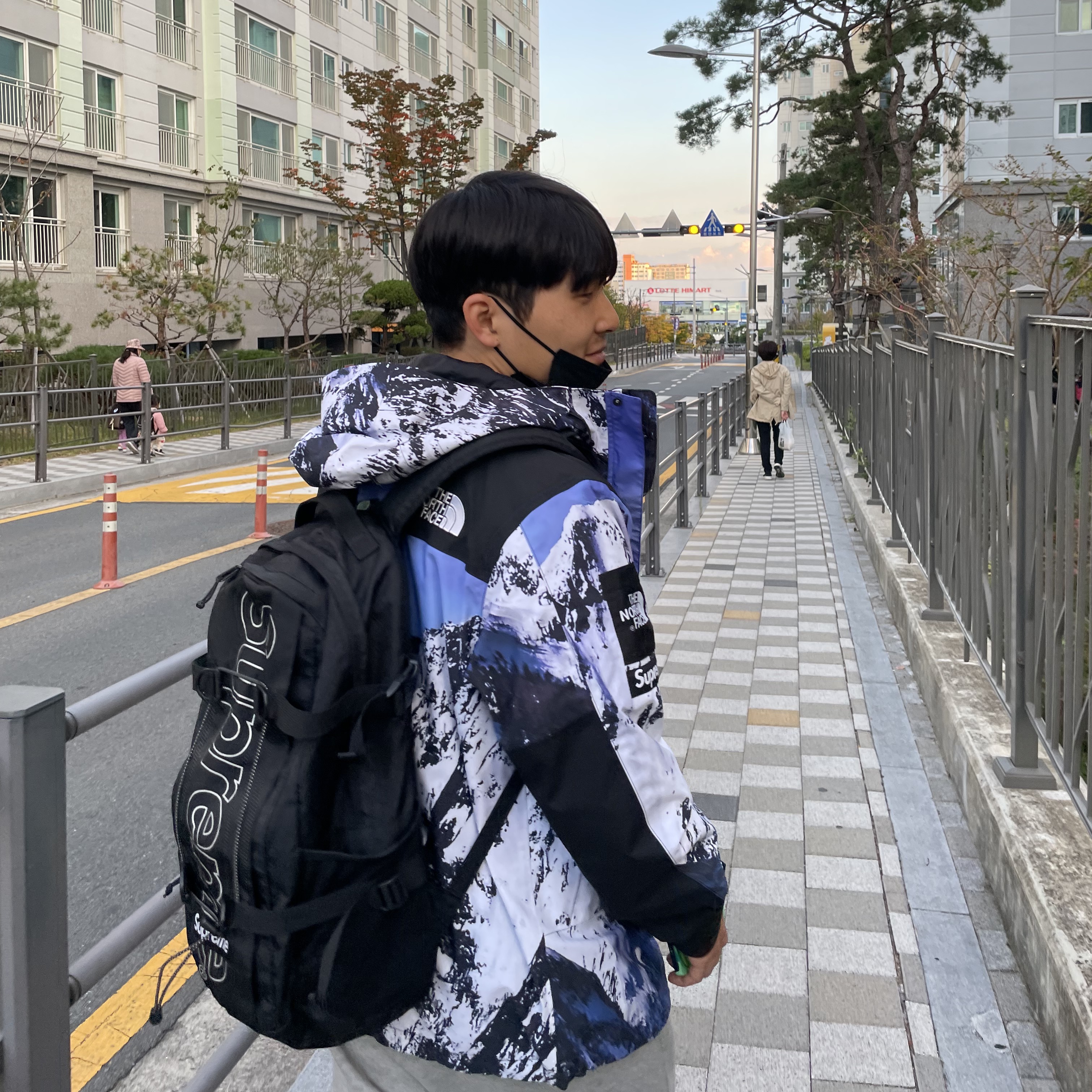 Supreme x The North Face Mountain Parka Blue White - 17FW, Supreme Backpack Black - 18FW 착용 스타일