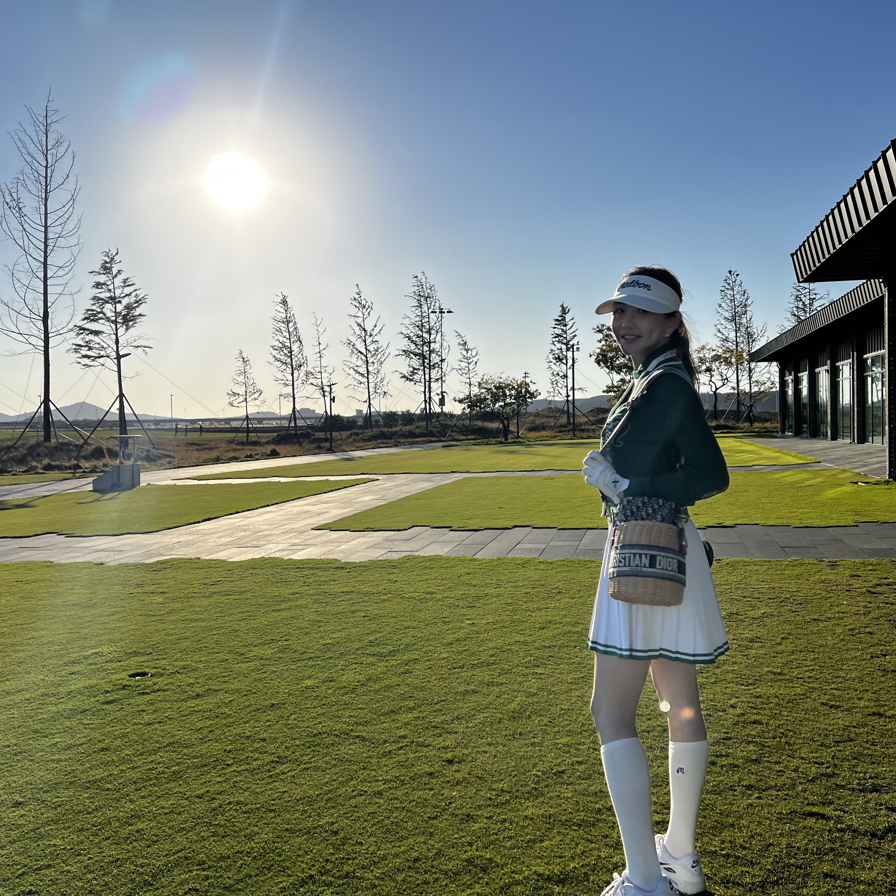 (W) Malbon Golf Visor & Ball Marker Set Ivory, (W) Malbon Golf Color Line Pleats Skirt Off White 착용 스타일 - 2