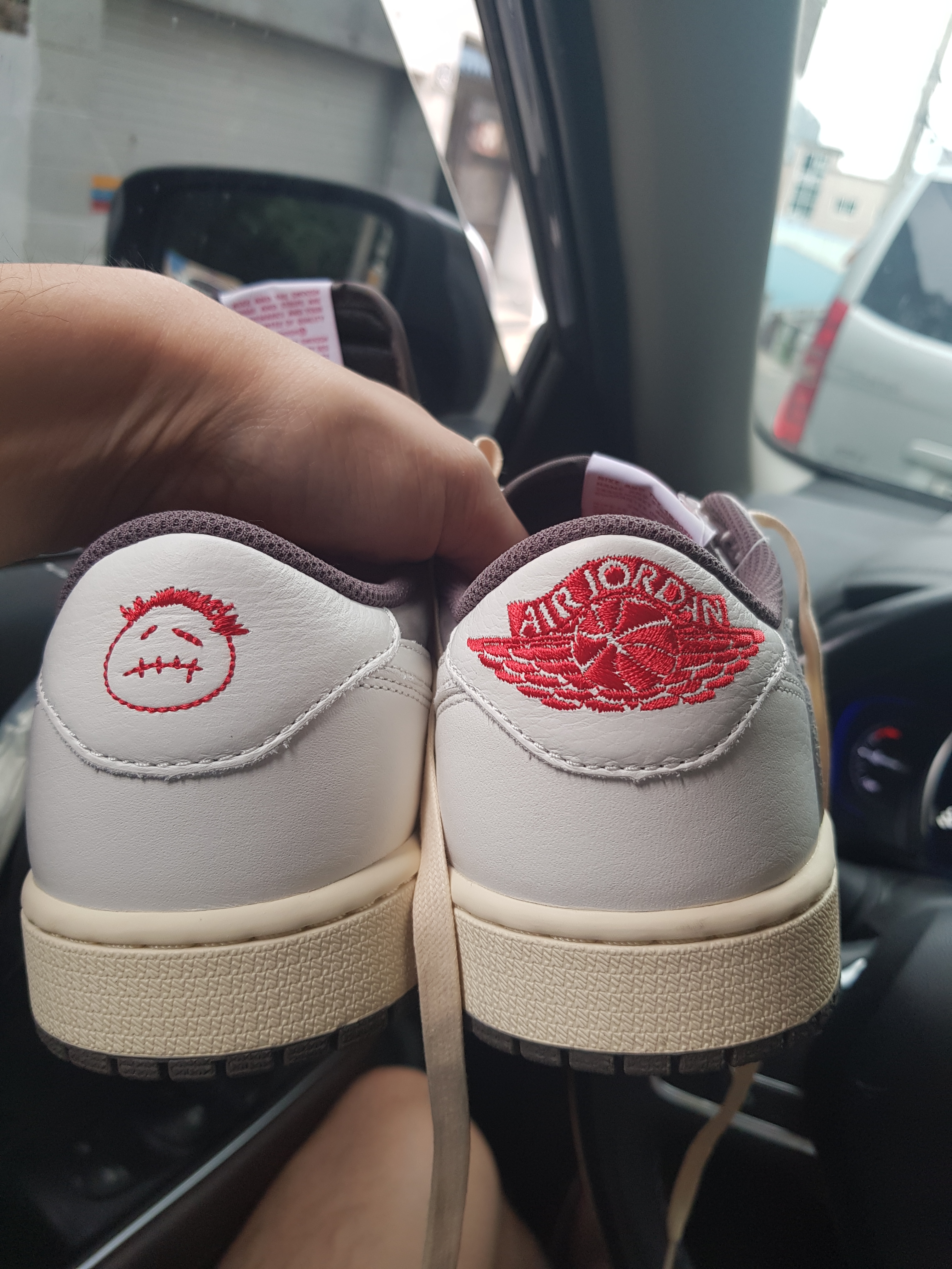 Jordan 1 x Travis Scott Retro Low OG SP Sail and Ridgerock 착용 스타일 - 3