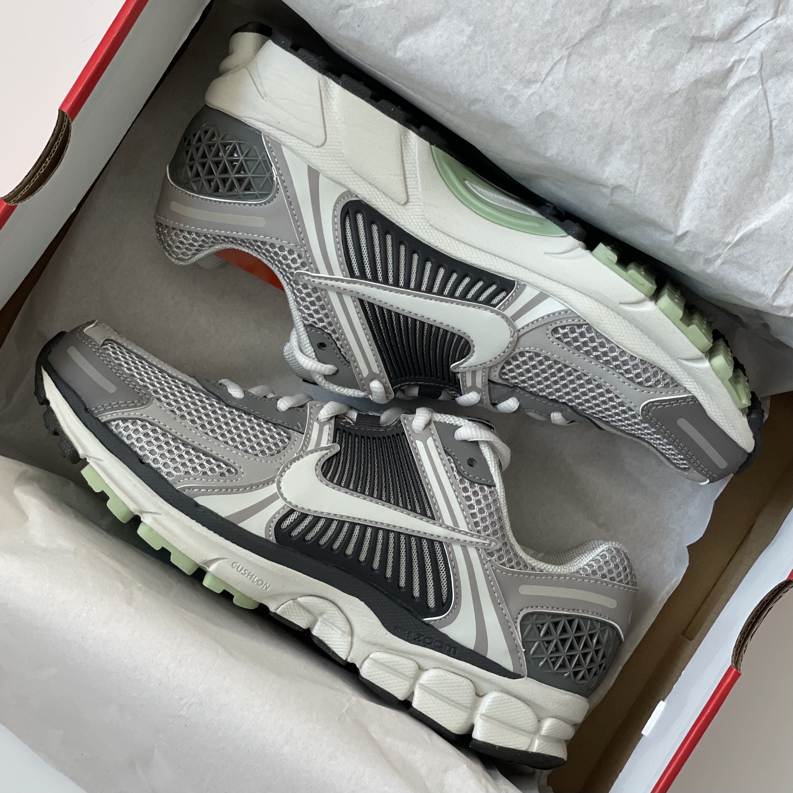(W) Nike Zoom Vomero 5 Cobblestone and Flat Pewter 착용 스타일