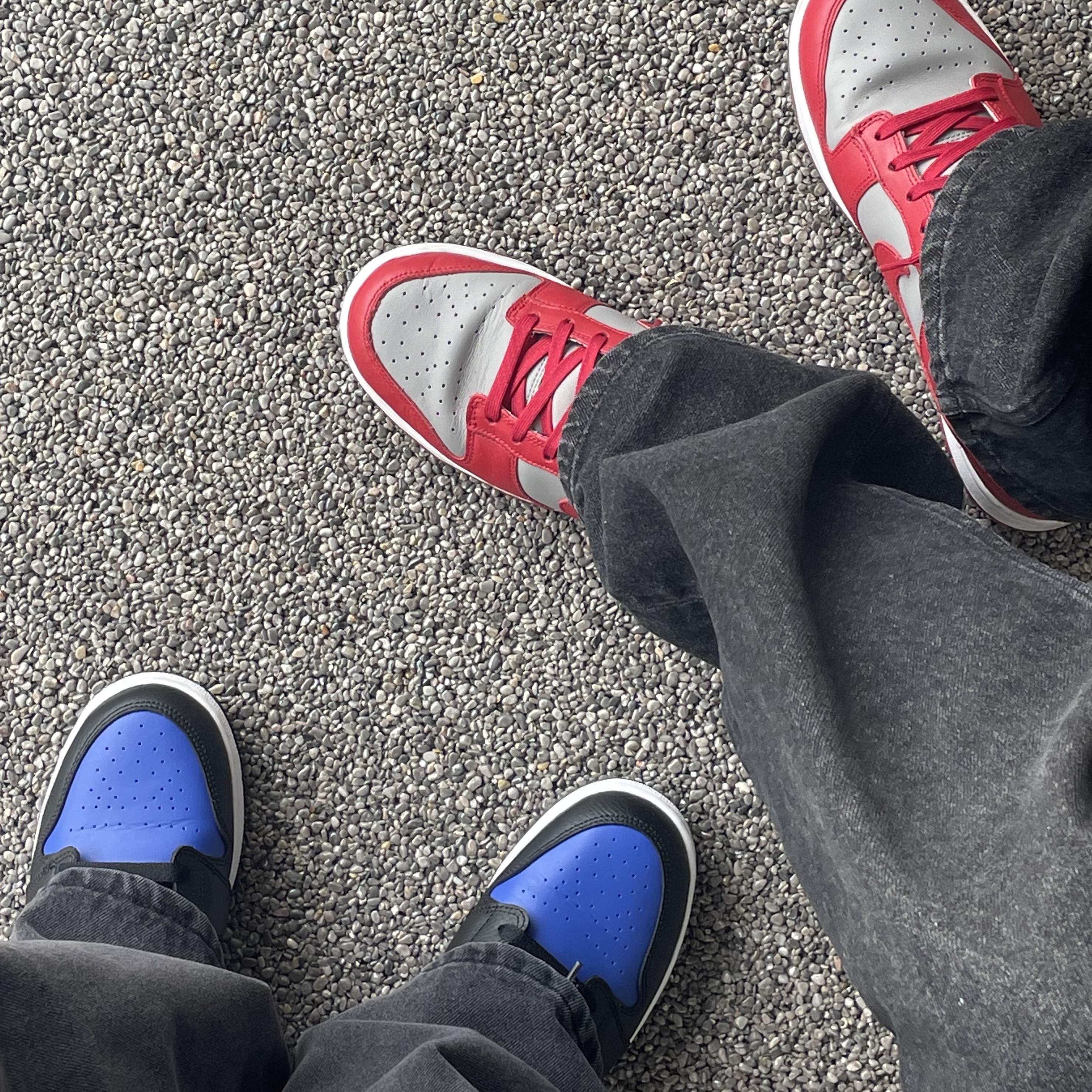 Nike Dunk Low Retro Medium Grey, Jordan 1 Mid Black Hyper Royal 착용 스타일