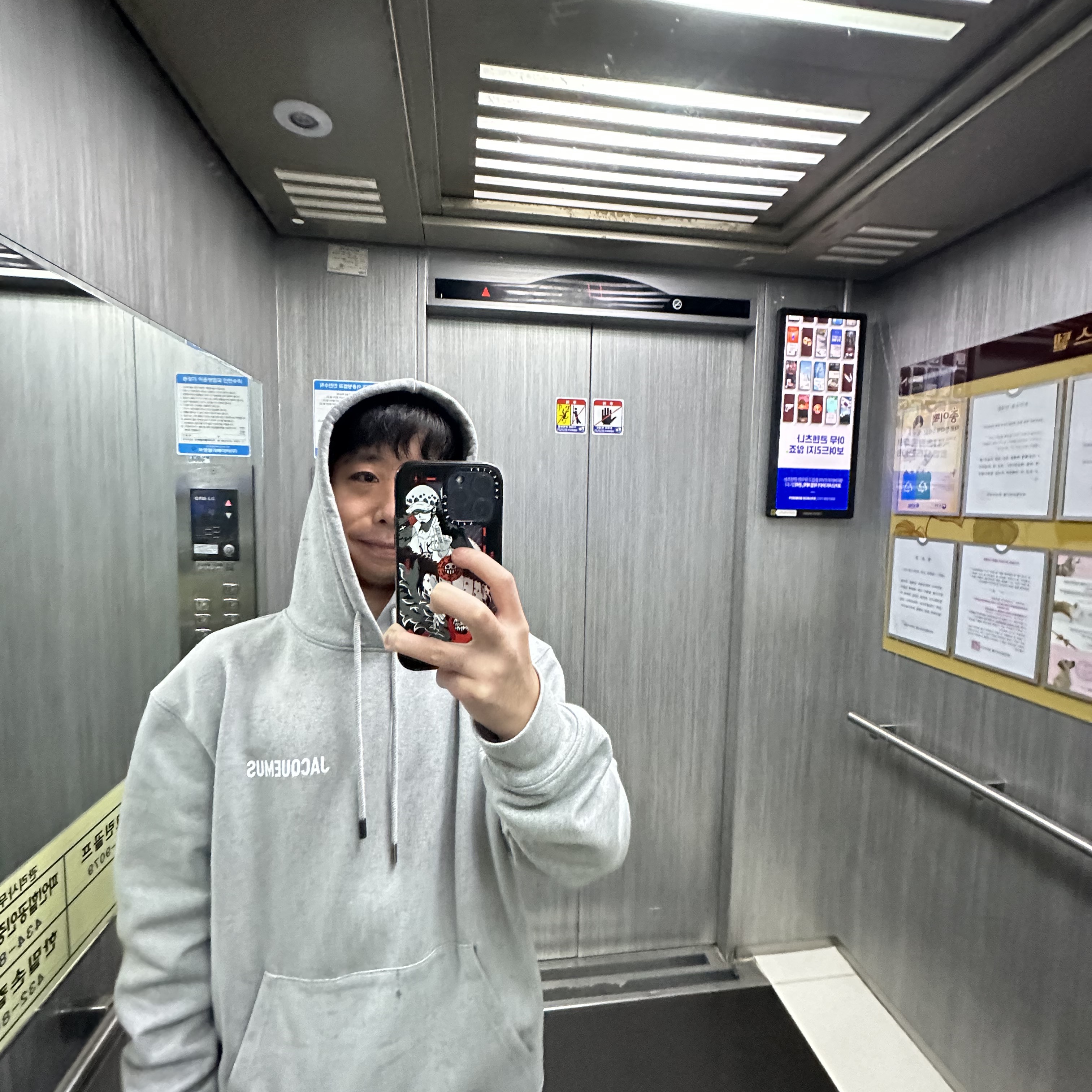 Jacquemus Le Sweatshirt Printed Logo Hoodie Grey 착용 스타일 - 1