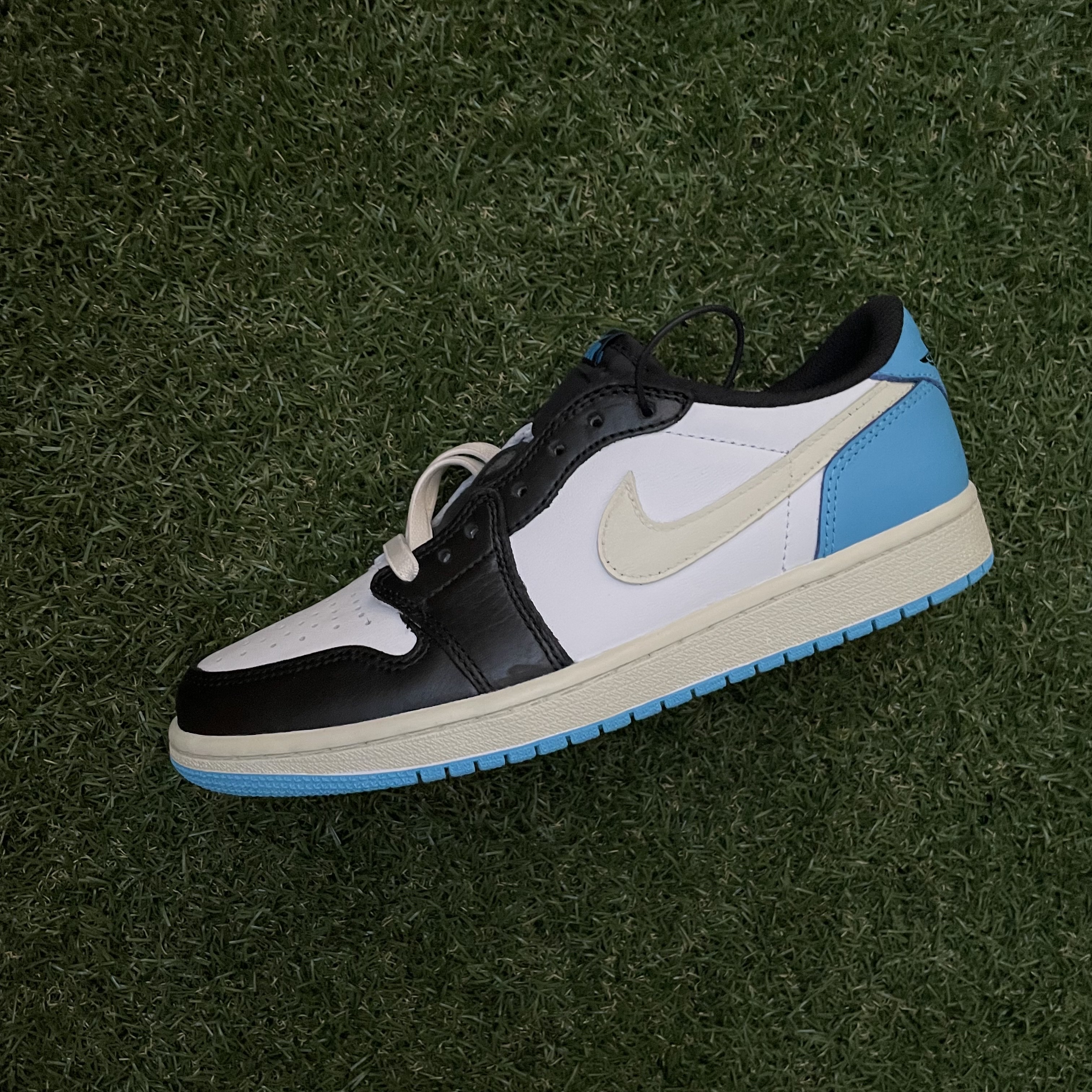 Jordan 1 Retro Low OG Black and Dark Powder Blue 착용 스타일 - 2