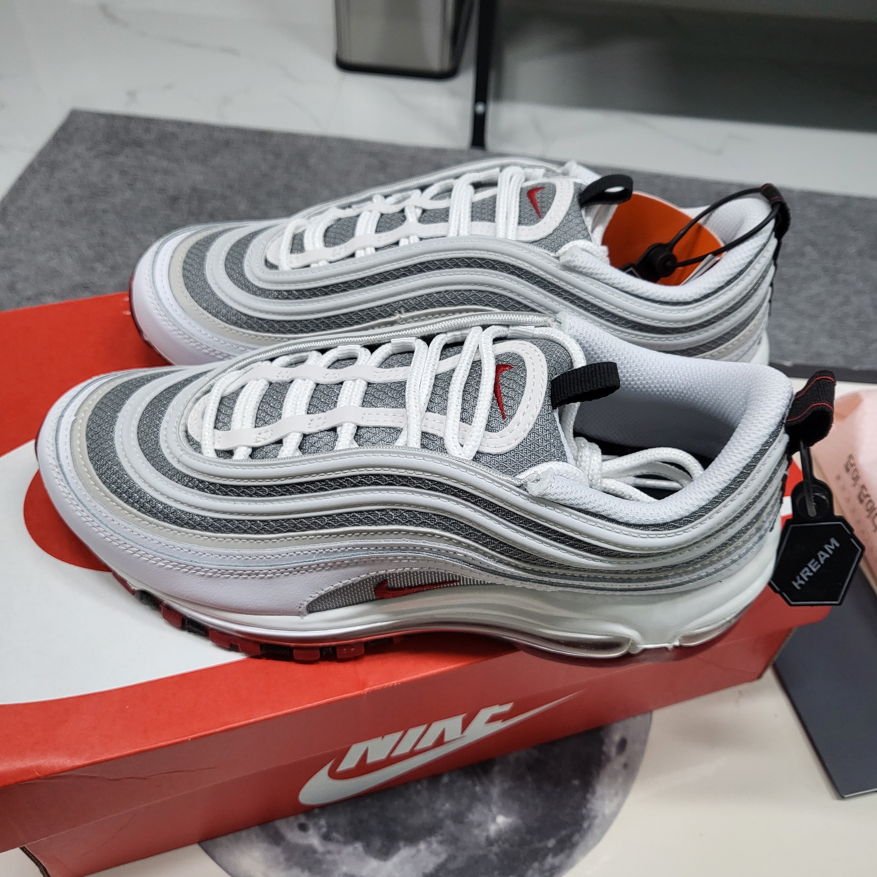 Nike Air Max 97 White and Varsity Red 착용 스타일 - 2