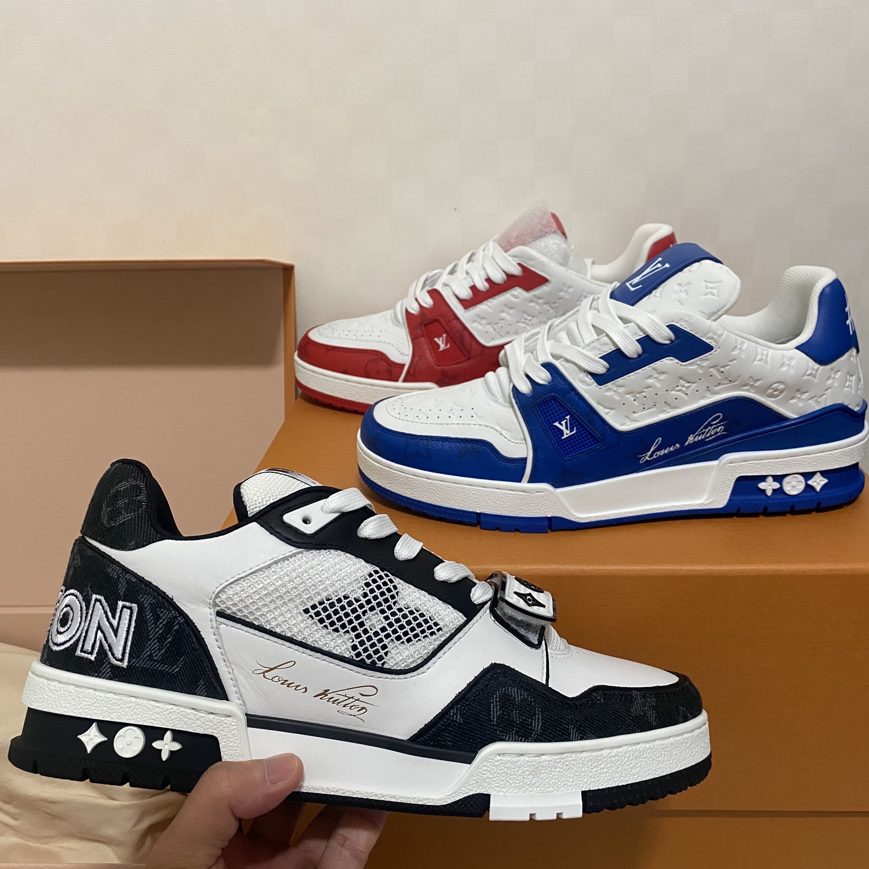Louis Vuitton LV Trainer Sneakers Black, Louis Vuitton LV Trainer Sneakers Blue 착용 스타일