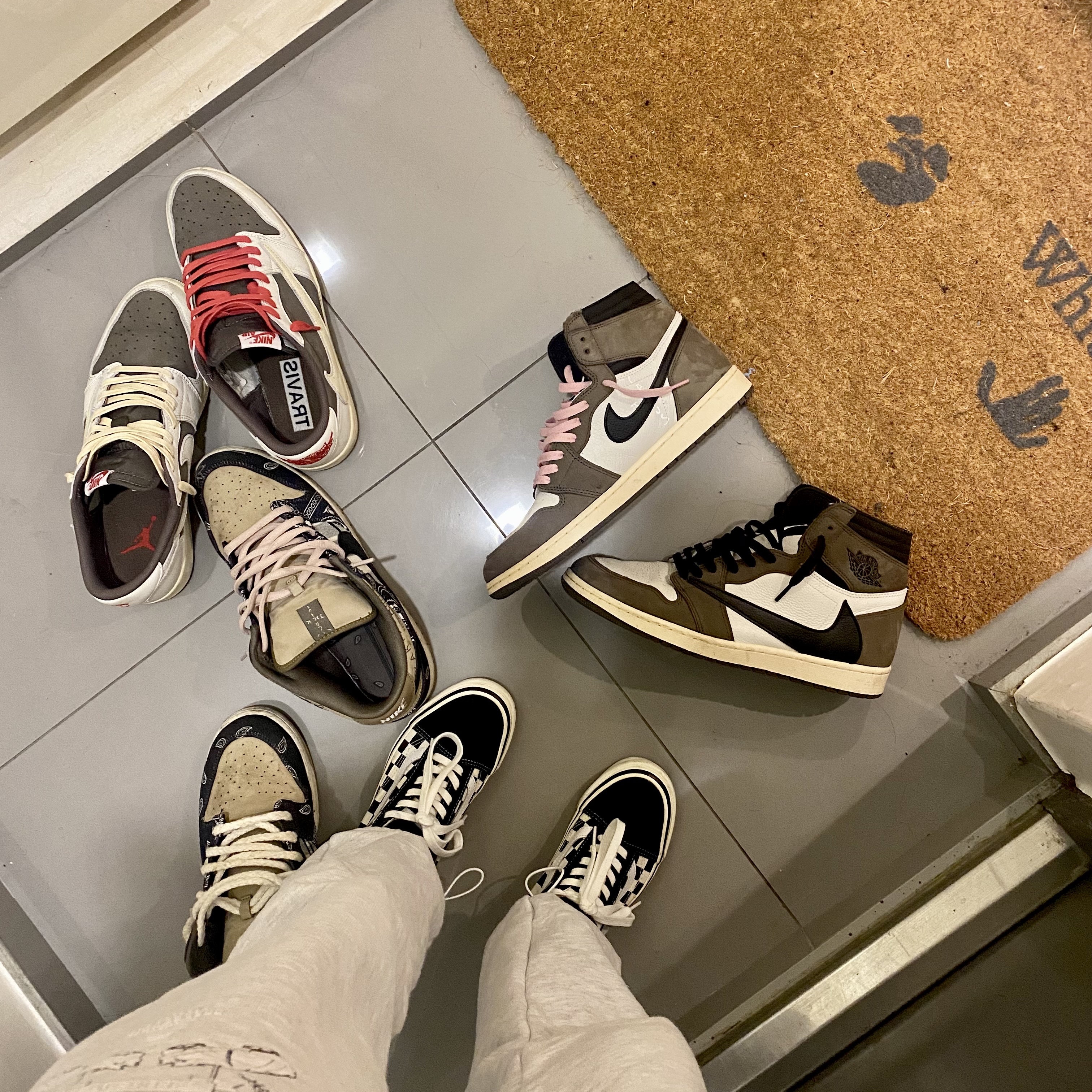 Vans Old Skool 36 DX Anaheim Factory Checkerboard, Jordan 1 x Travis Scott Retro High OG SP Mocha 착용 스타일