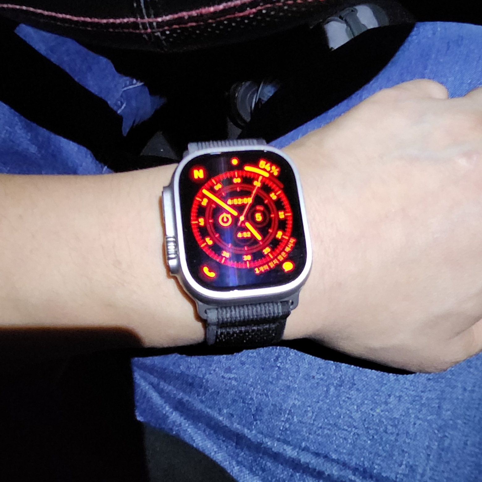 Apple Watch Ultra 49mm Titanium Case with Trail Loop M/L Black Gray (Korean Ver.) 착용 스타일 - 2
