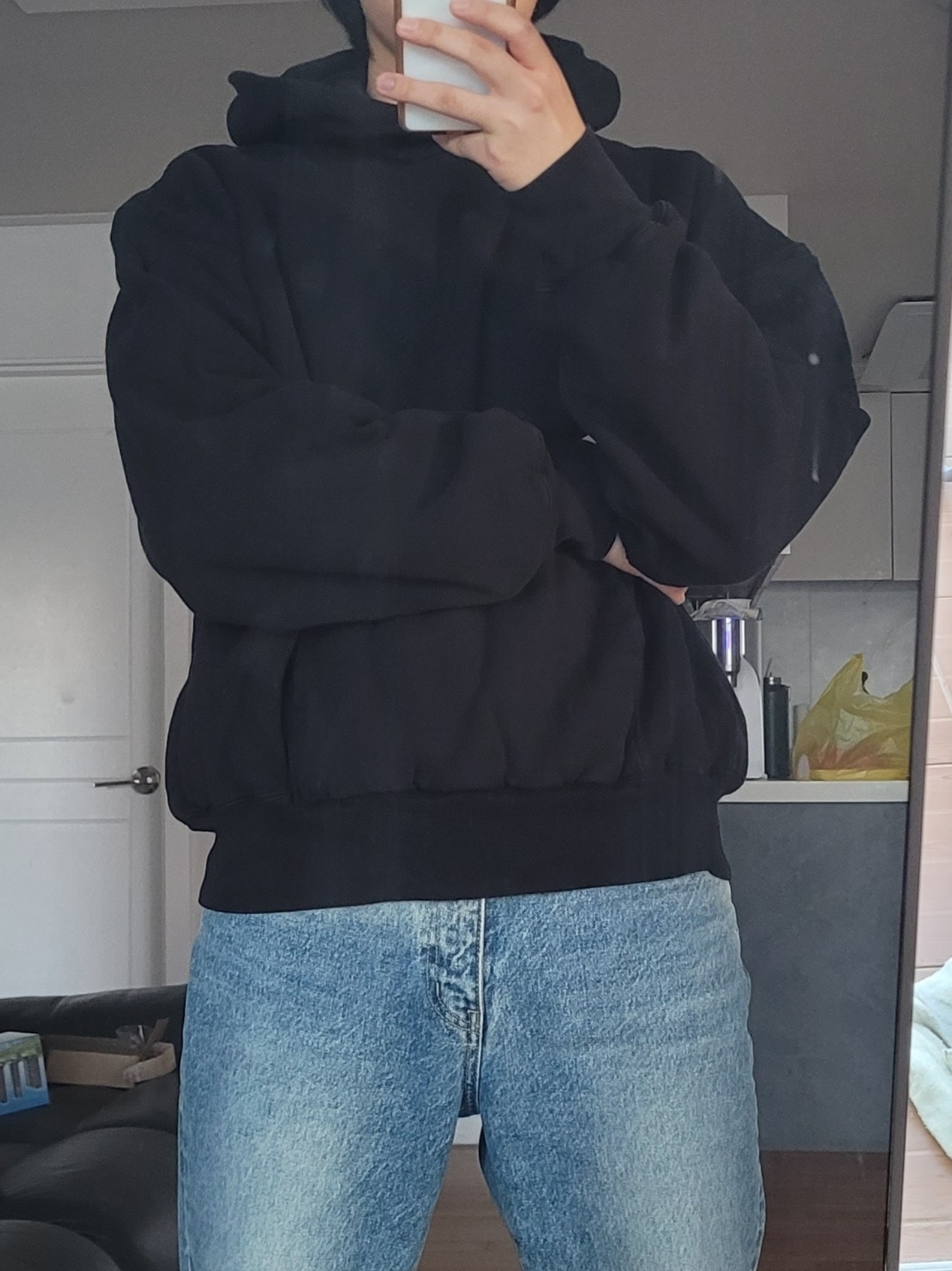 Yeezy Gap Hoodie Black 착용 스타일