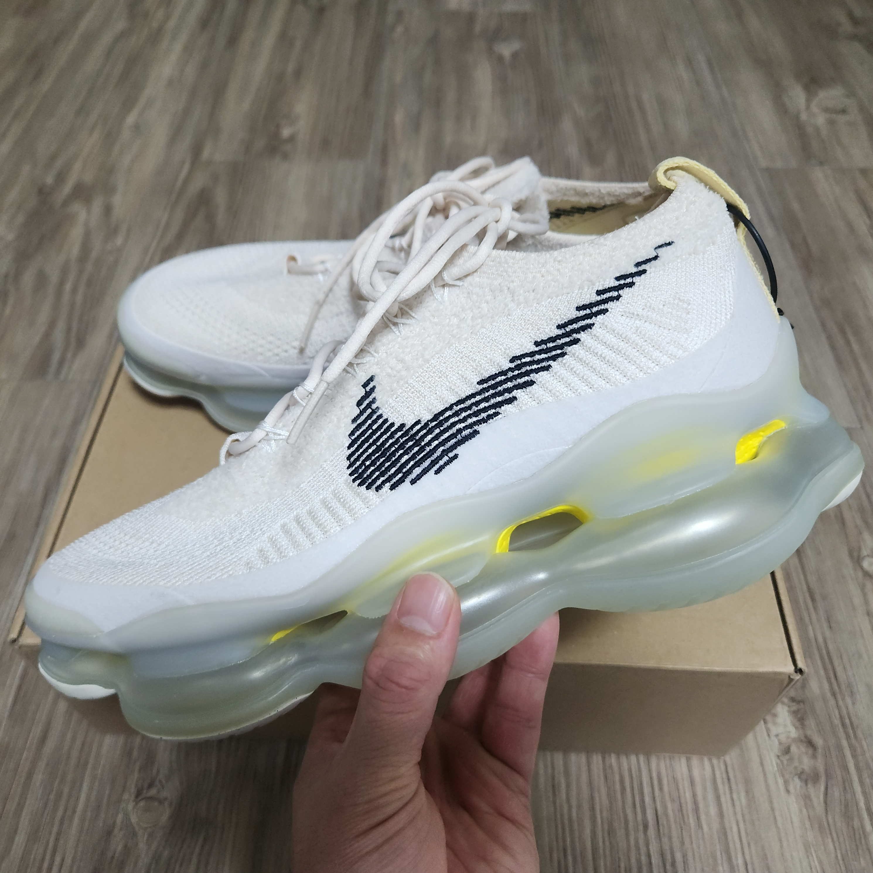 Nike Air Max Scorpion Flyknit Lemon Wash 착용 스타일 - 1