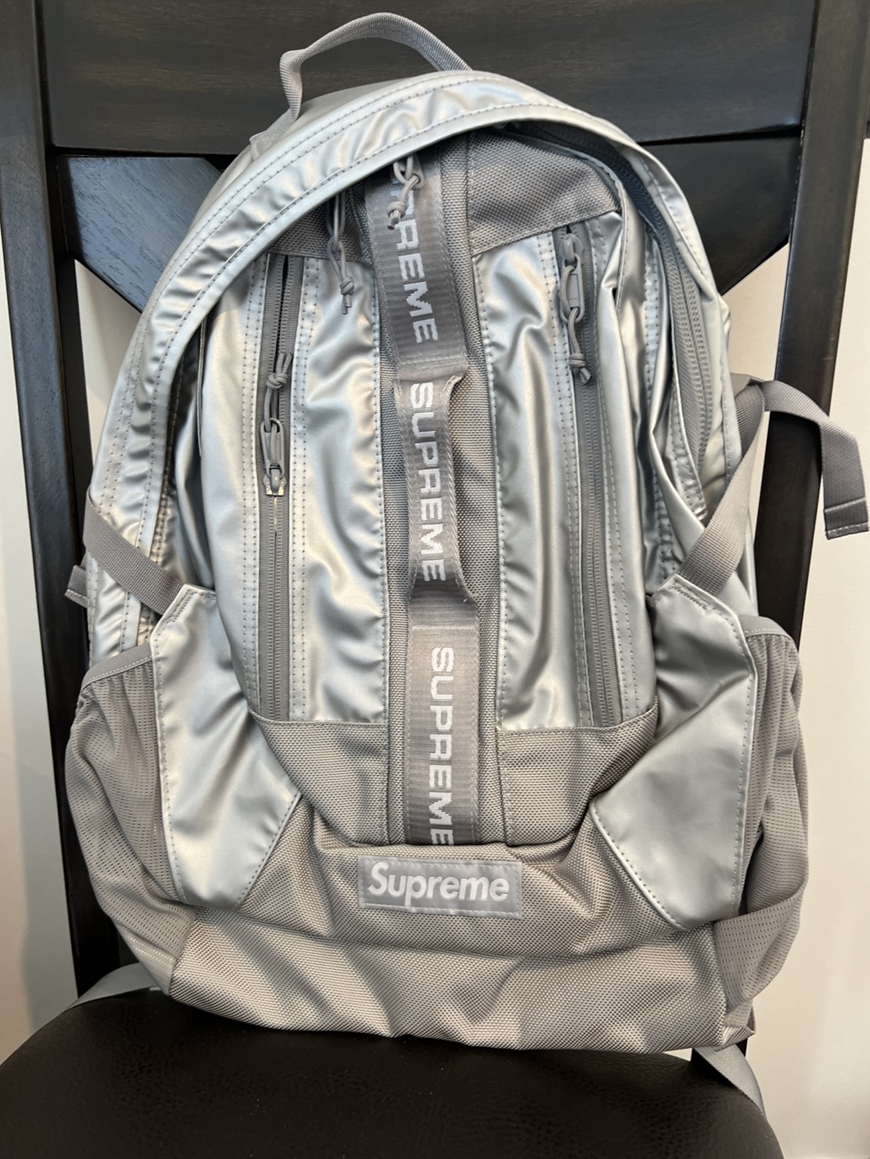 Supreme Backpack Silver - 22FW 착용 스타일