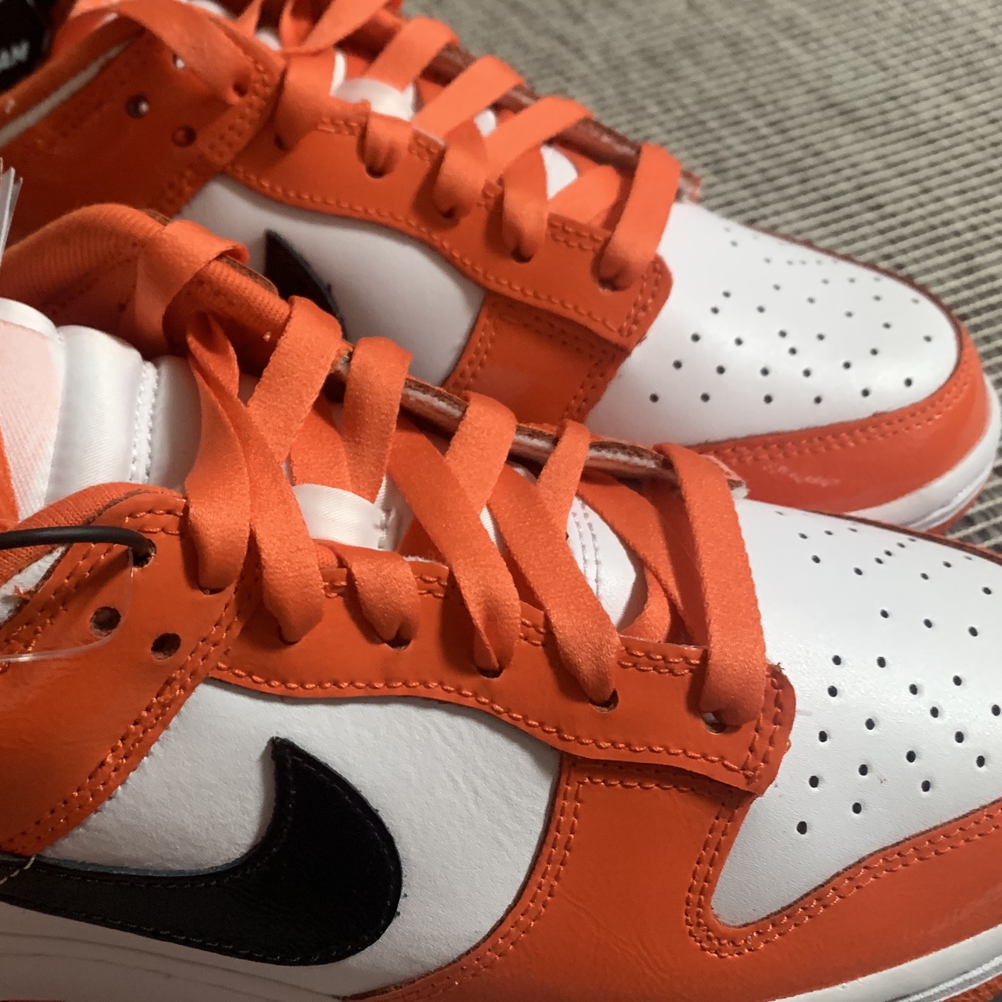 (W) Nike Dunk Low Essential Brilliant Orange 착용 스타일 - 5