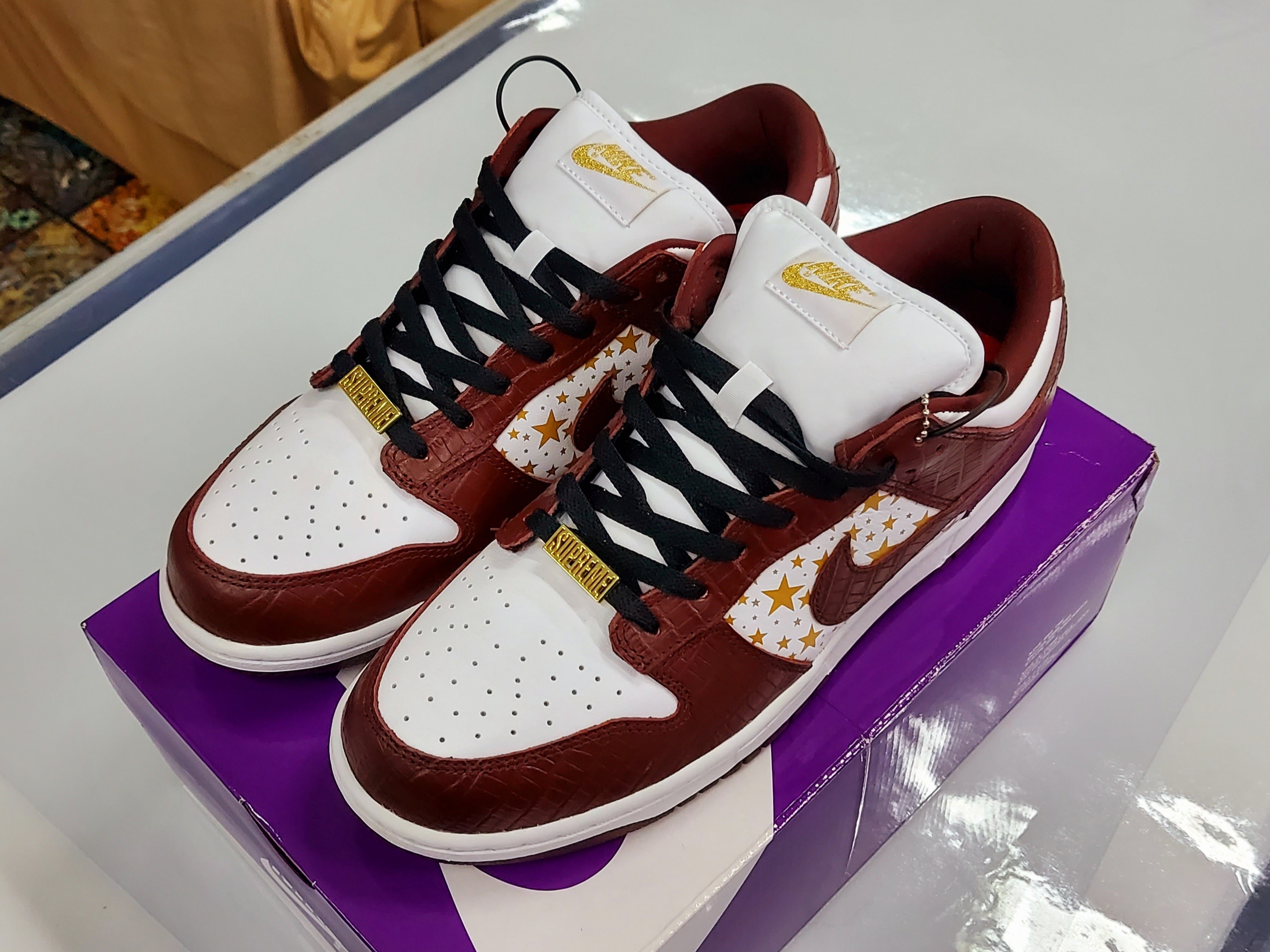 Nike x Supreme SB Dunk Low Barkroot Brown, Nike x Off-White Air Force 1 '07 University Gold 착용 스타일 - 2