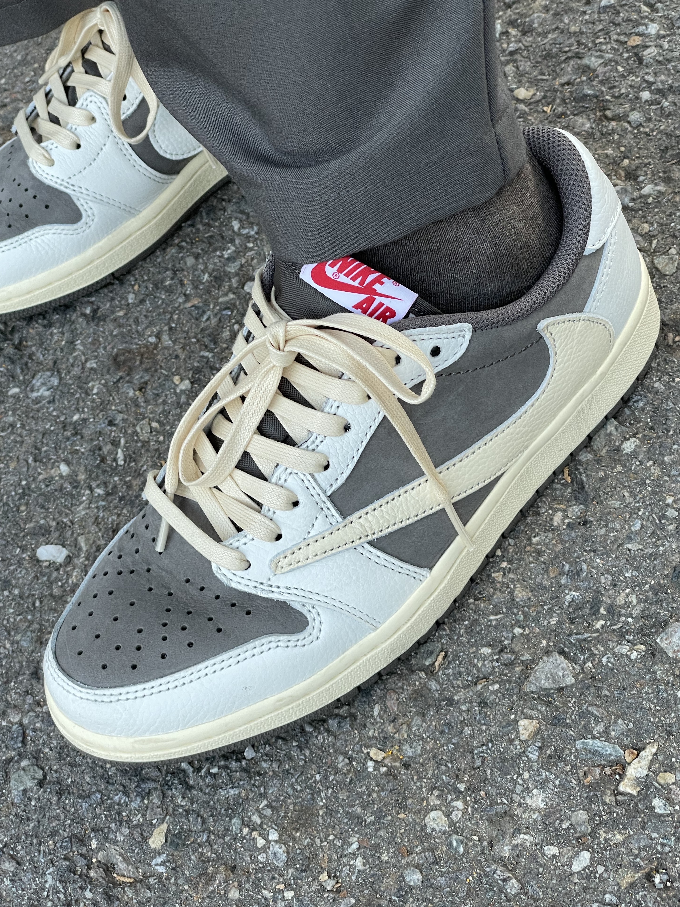 Jordan 1 x Travis Scott Retro Low OG SP Sail and Ridgerock 착용 스타일 - 3