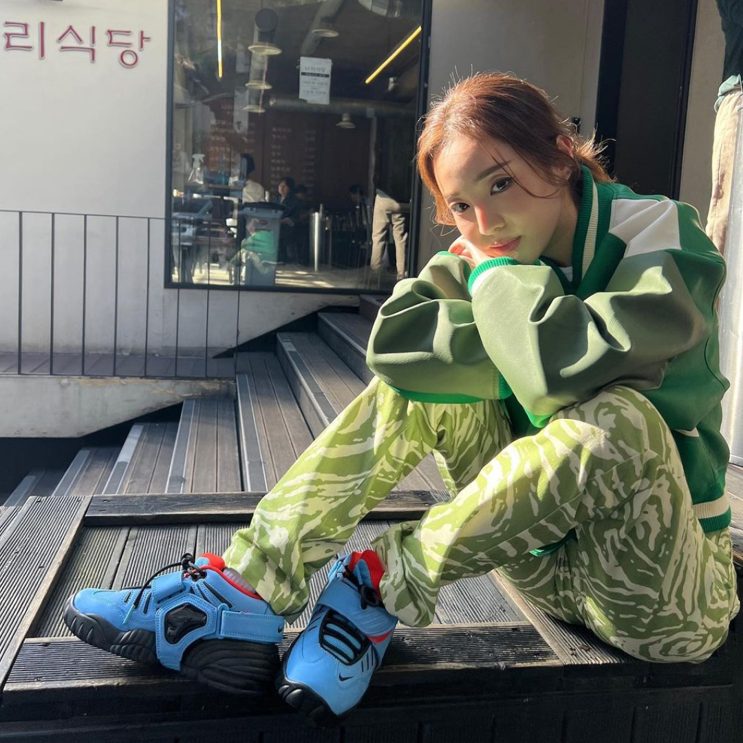 Nike x Ambush Air Adjust Force SP University Blue and Habanero Red 착용 스타일 - 2