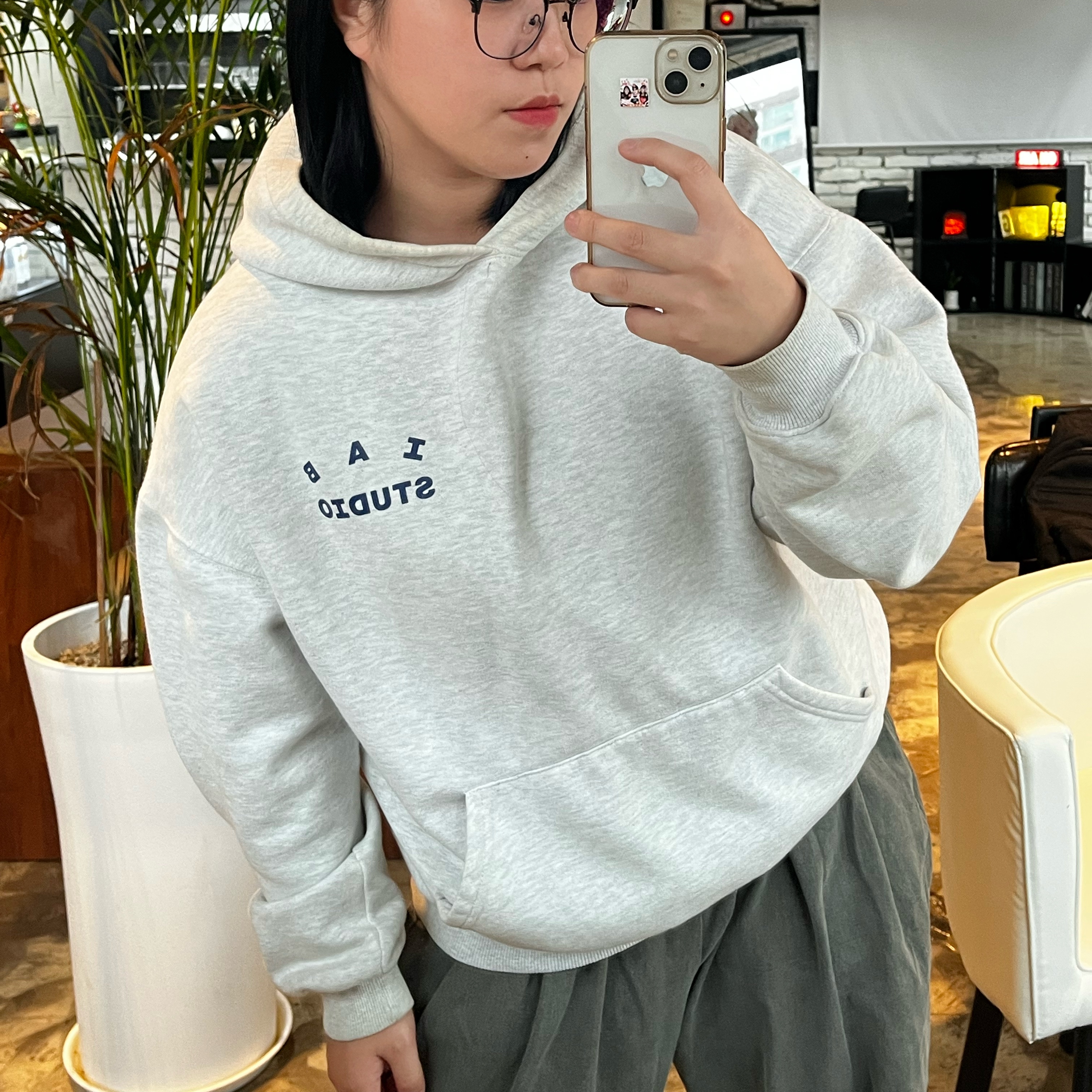 IAB Studio Hoodie Oatmeal Gray - 21SS 착용 스타일